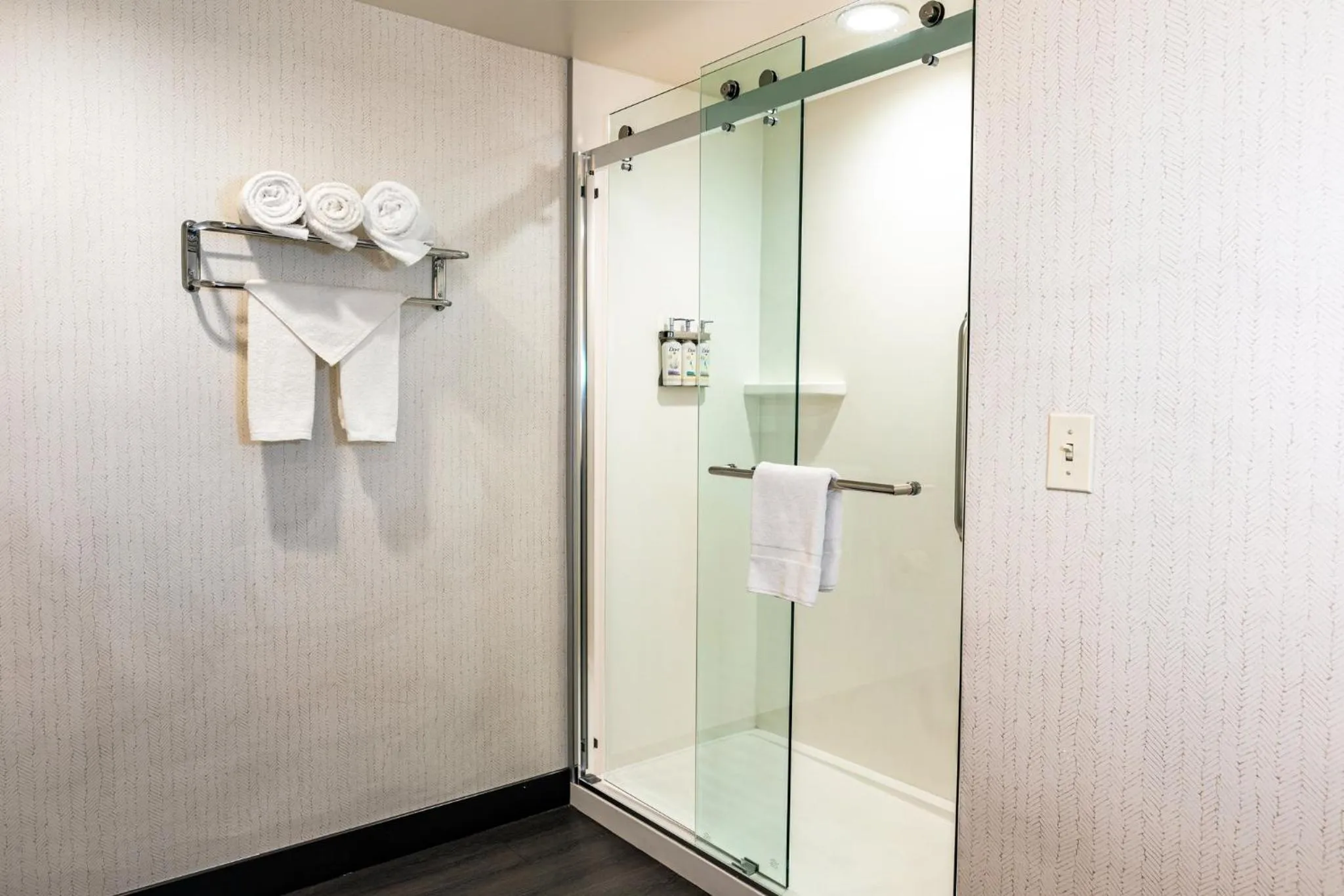 Photo of the whole room in Holiday Inn Oakland Airport by IHG