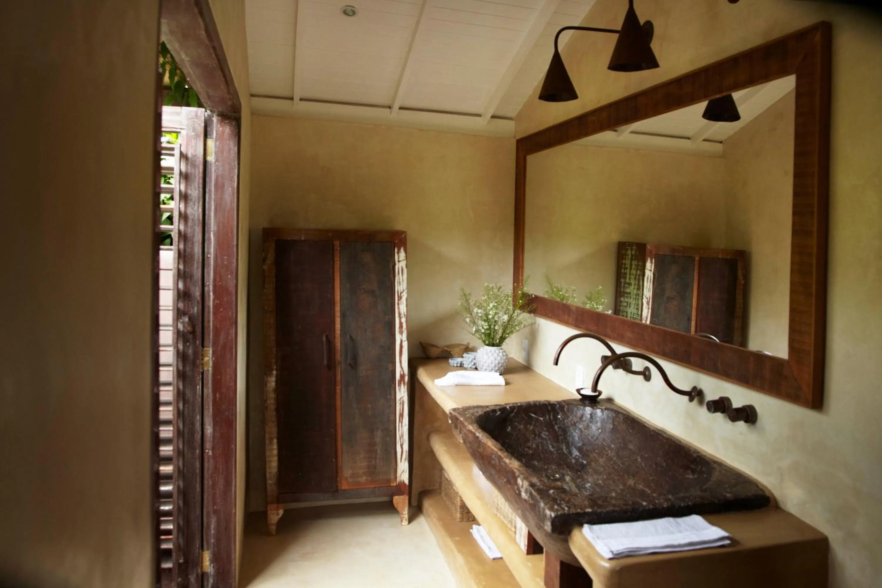 Bathroom, Bed in Casa Angatu