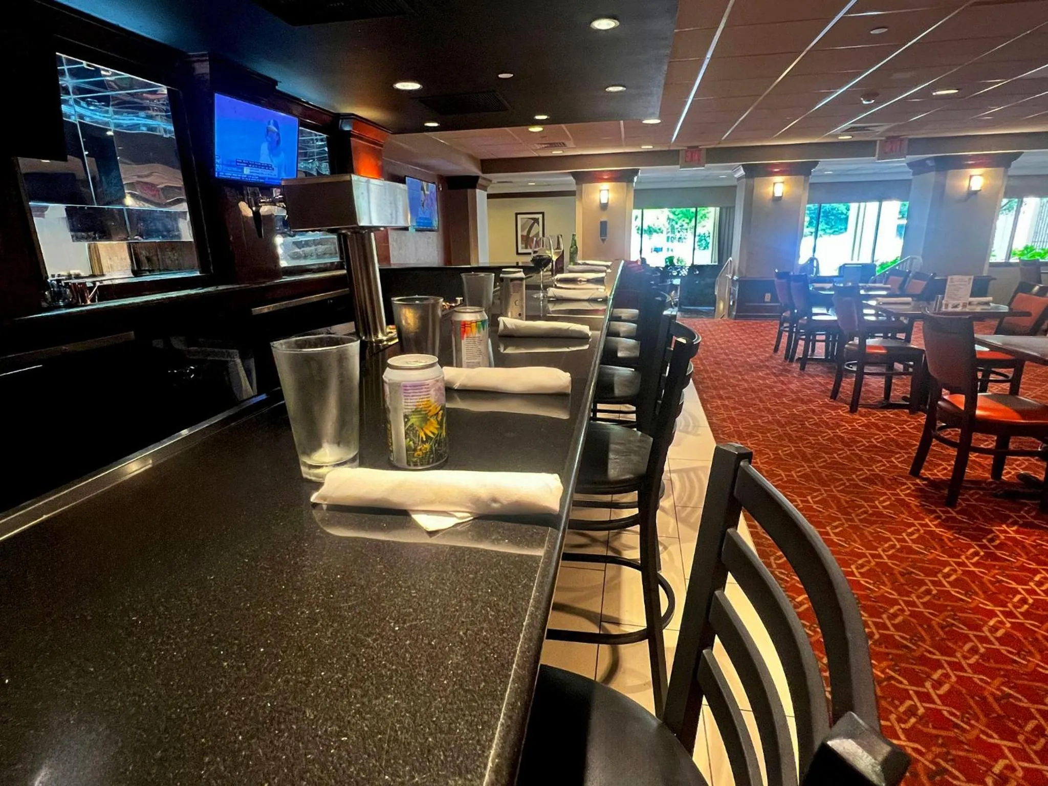 Lounge or bar in Crowne Plaza Newark Airport by IHG
