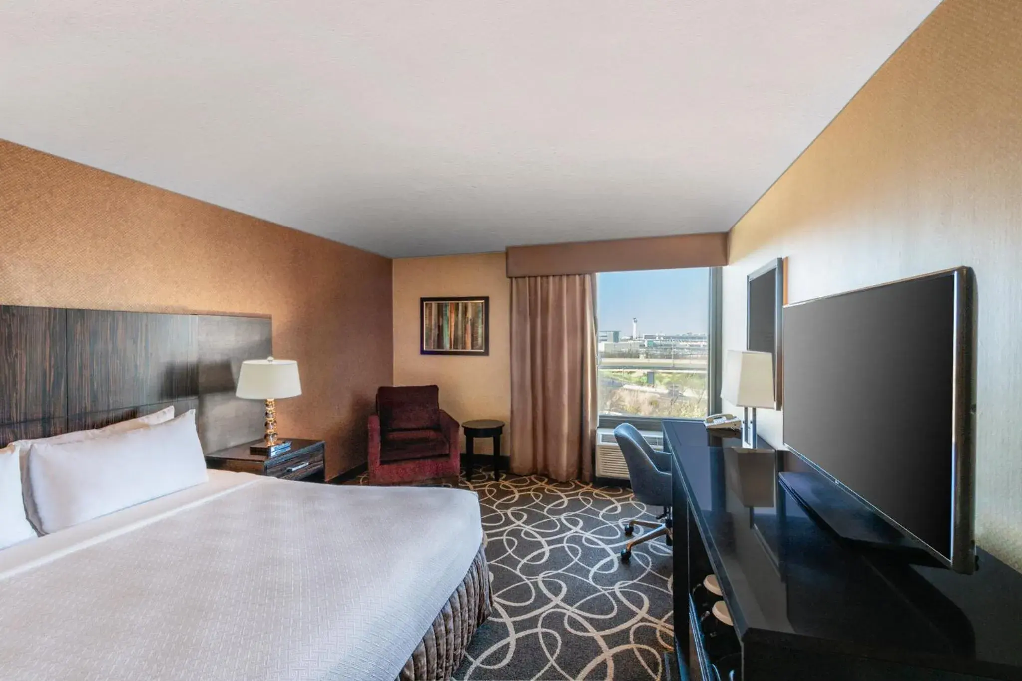Standard King Room with City View in Crowne Plaza Newark Airport by IHG Standard King Room with City View in Crowne Plaza Newark Airport by IHG