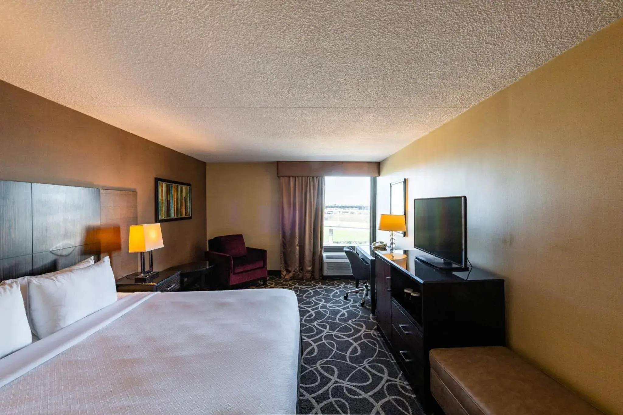Photo of the whole room, Bed in Crowne Plaza Newark Airport by IHG Photo of the whole room, Bed in Crowne Plaza Newark Airport by IHG