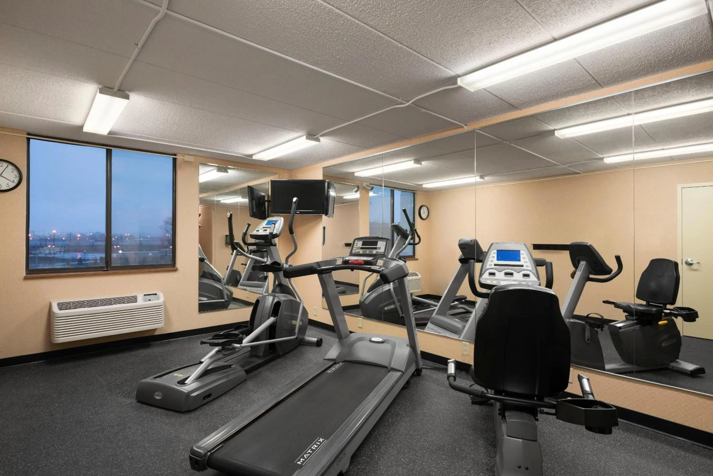Fitness centre/facilities in Days Hotel by Wyndham University Ave SE