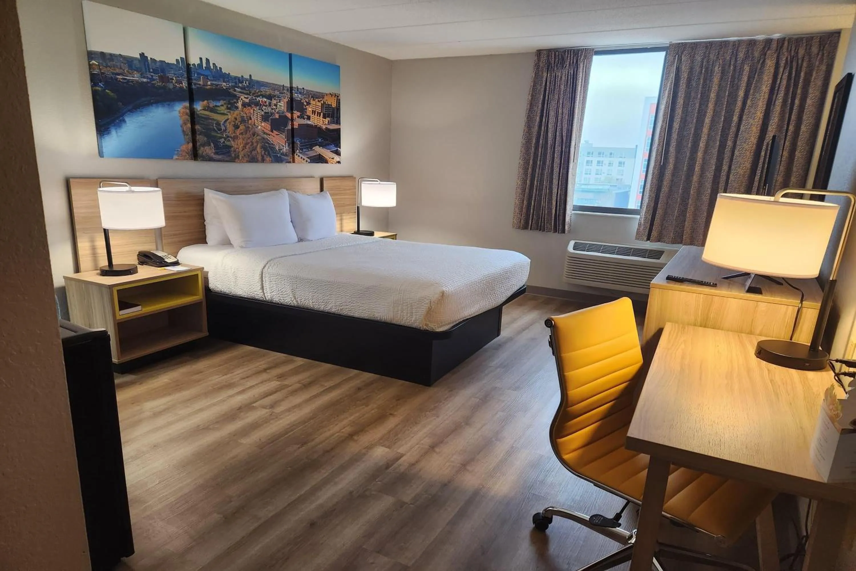 Photo of the whole room, Bed in Days Hotel by Wyndham University Ave SE