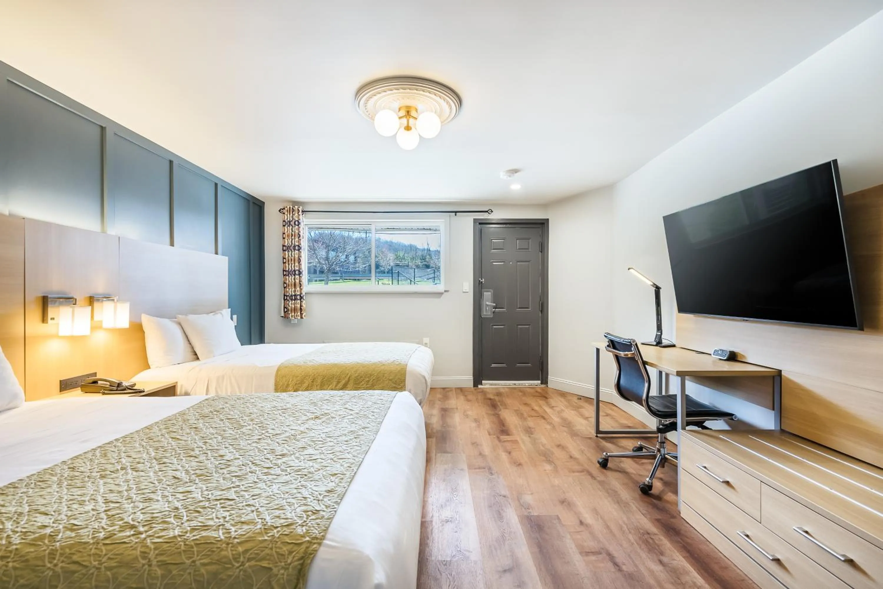 Bed in Ardsley Acres Hotel Court