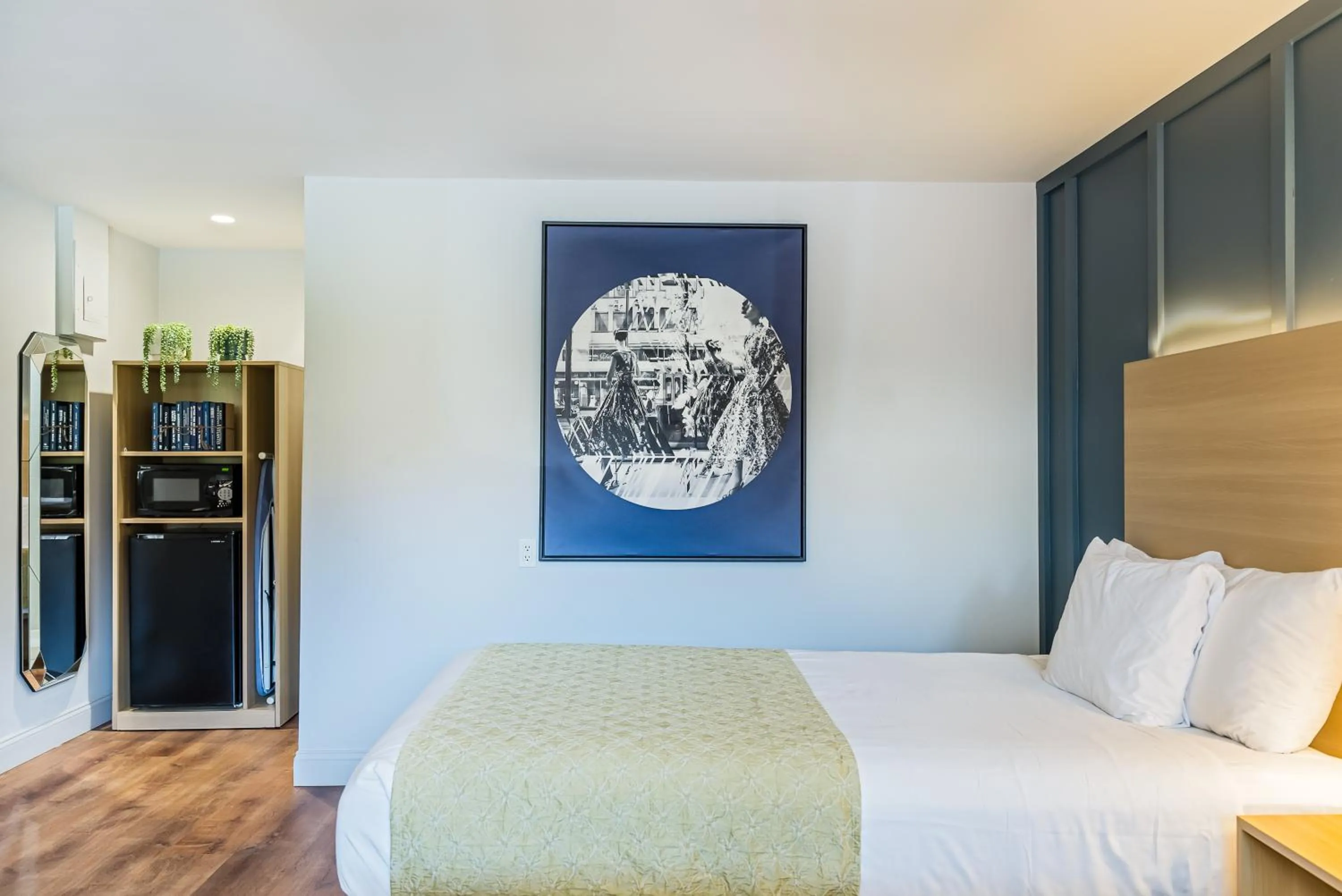 Bed in Ardsley Acres Hotel Court