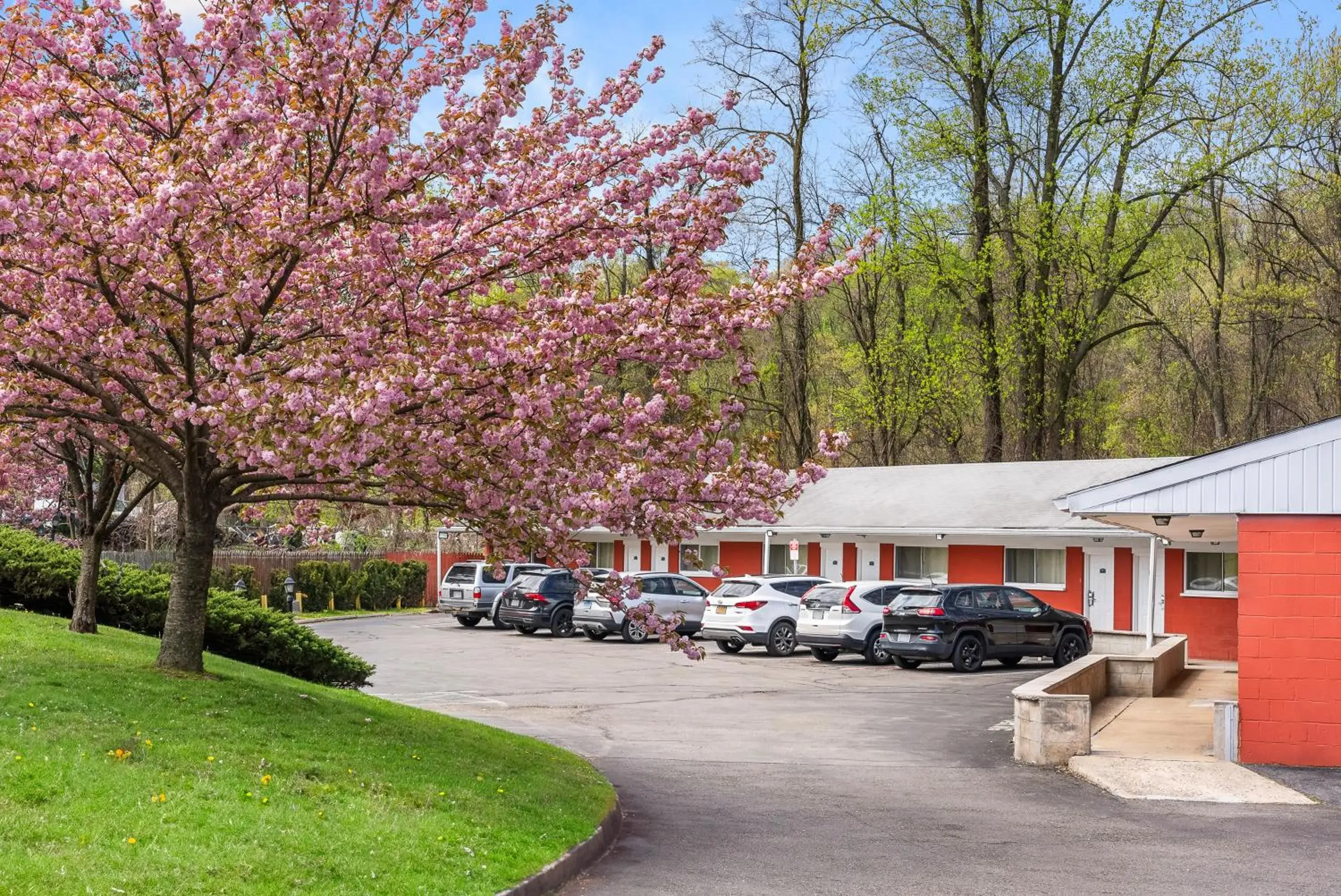 Property building in Ardsley Acres Hotel Court Property building in Ardsley Acres Hotel Court