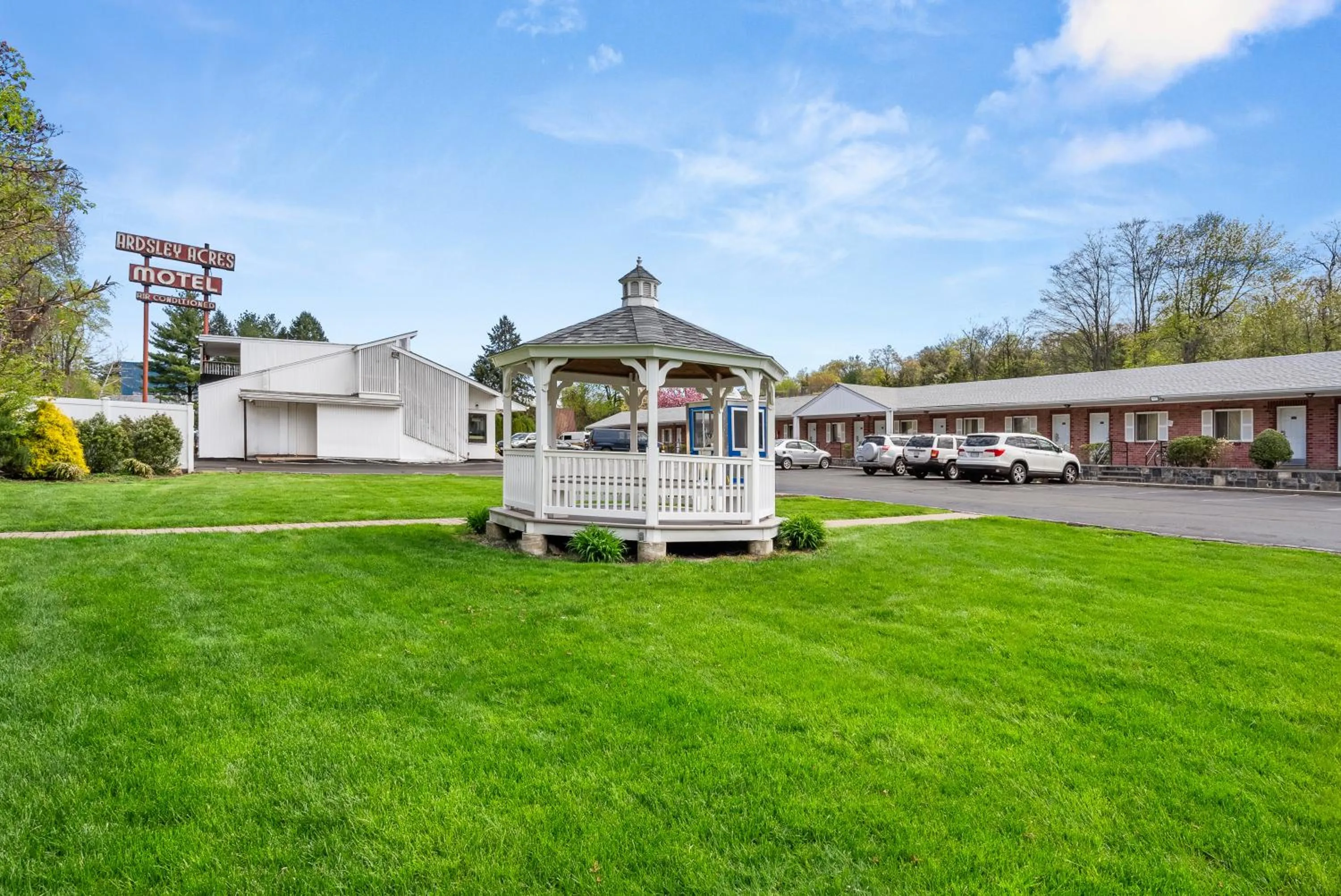 Inner courtyard view in Ardsley Acres Hotel Court