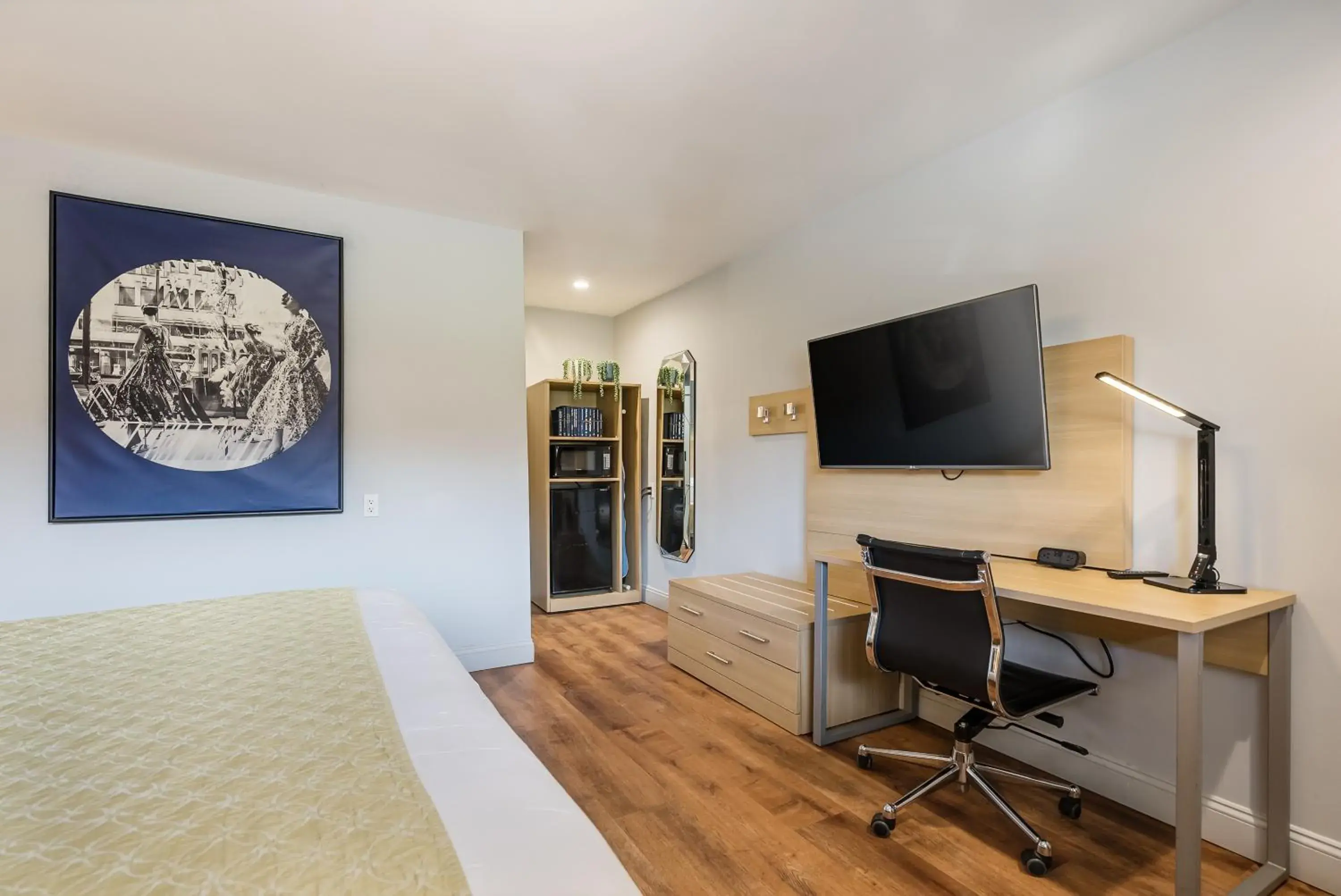 TV and multimedia in Ardsley Acres Hotel Court TV and multimedia in Ardsley Acres Hotel Court