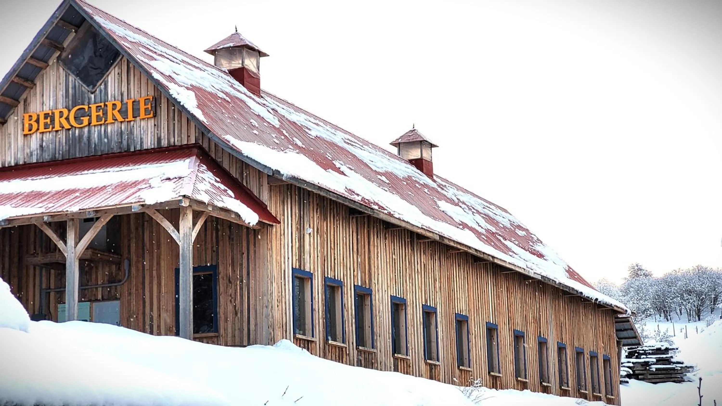 Landmark view in La vieille ferme, Écogîte