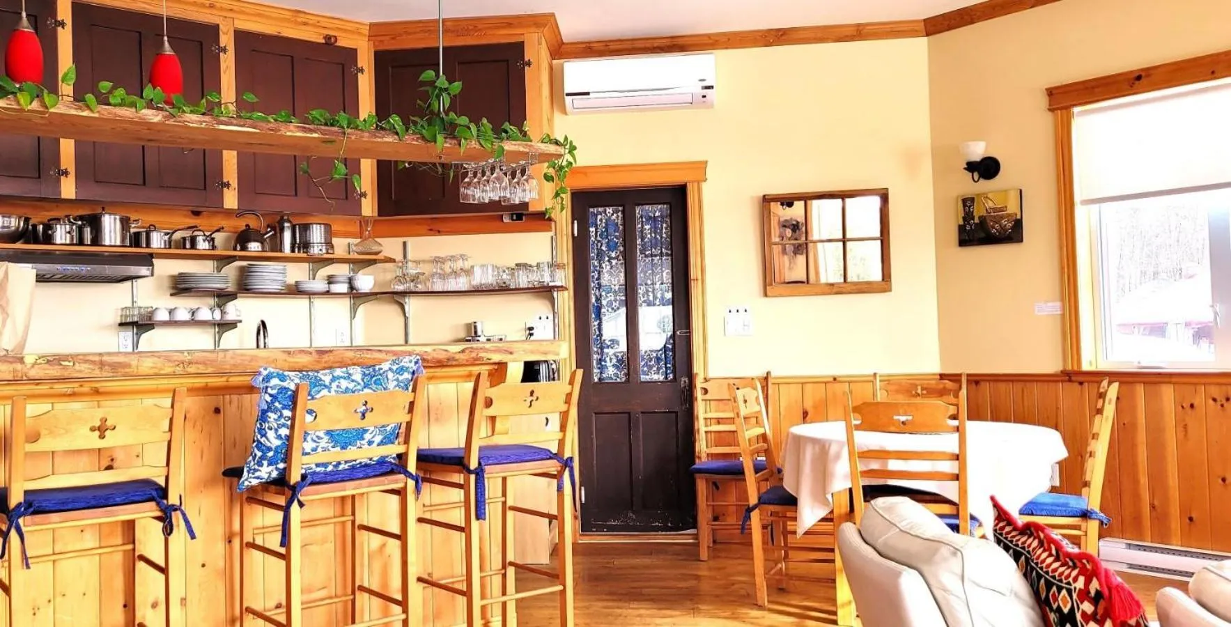 Dining area in La vieille ferme, Écogîte