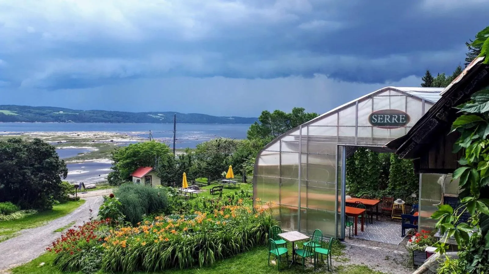 Garden in La vieille ferme, Écogîte