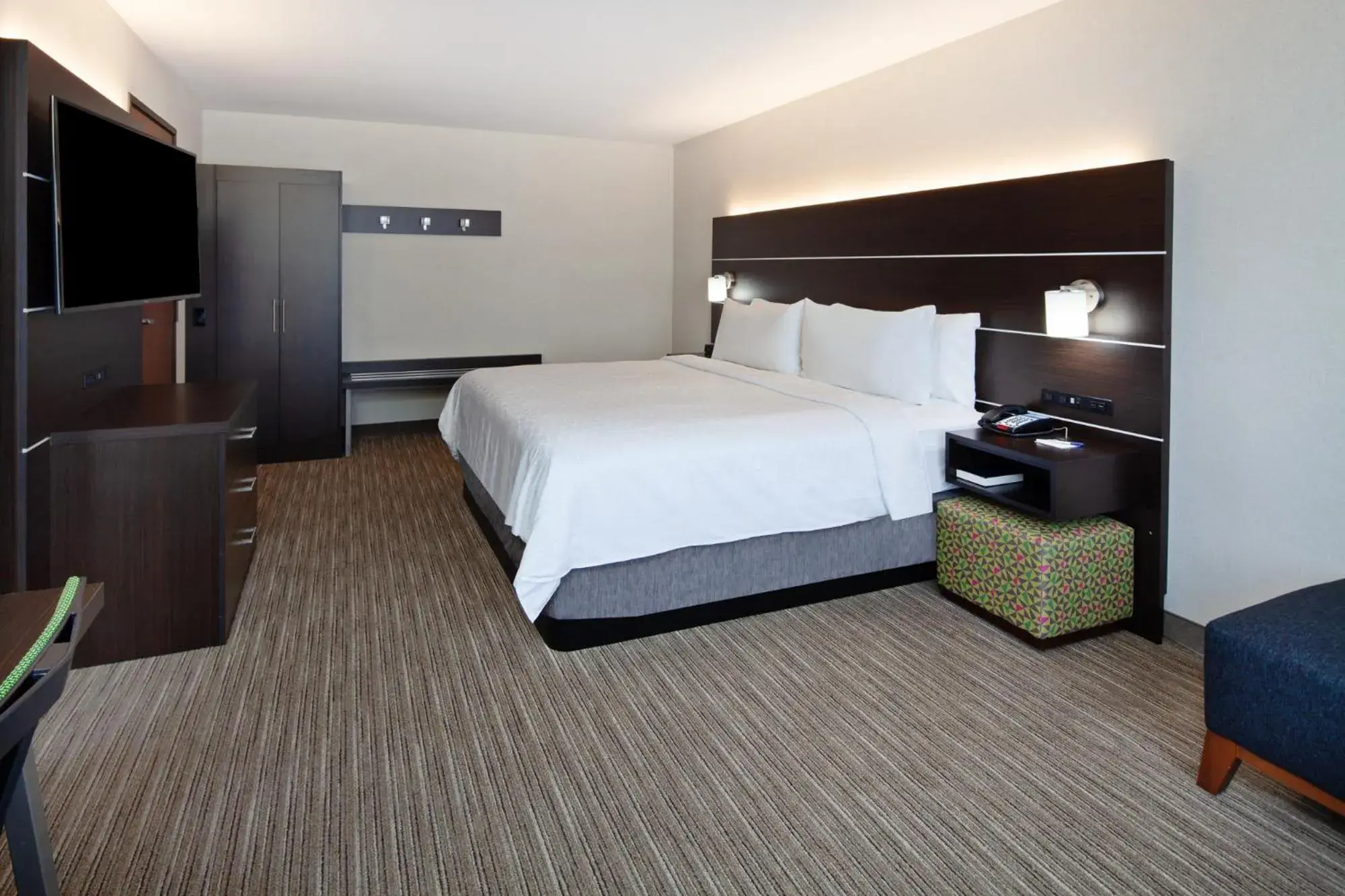 Bedroom, Bed in Holiday Inn Express & Suites Oakland - Airport by IHG Bedroom, Bed in Holiday Inn Express & Suites Oakland - Airport by IHG