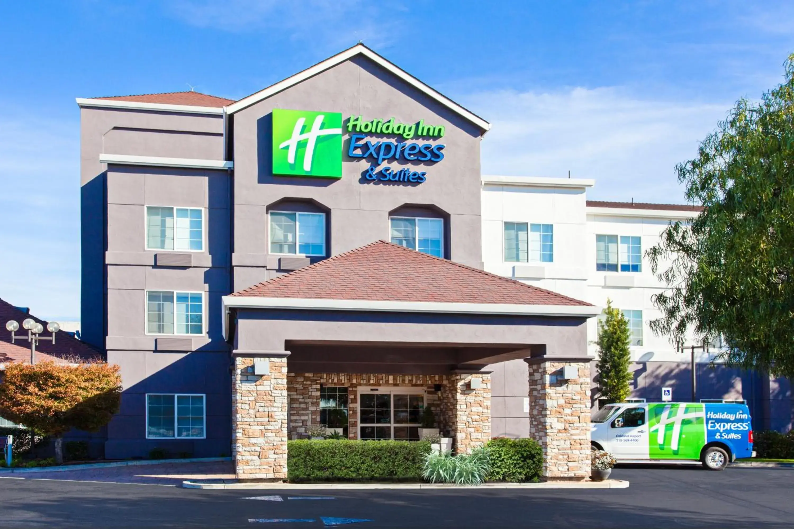 Property building in Holiday Inn Express & Suites Oakland - Airport by IHG Property building in Holiday Inn Express & Suites Oakland - Airport by IHG