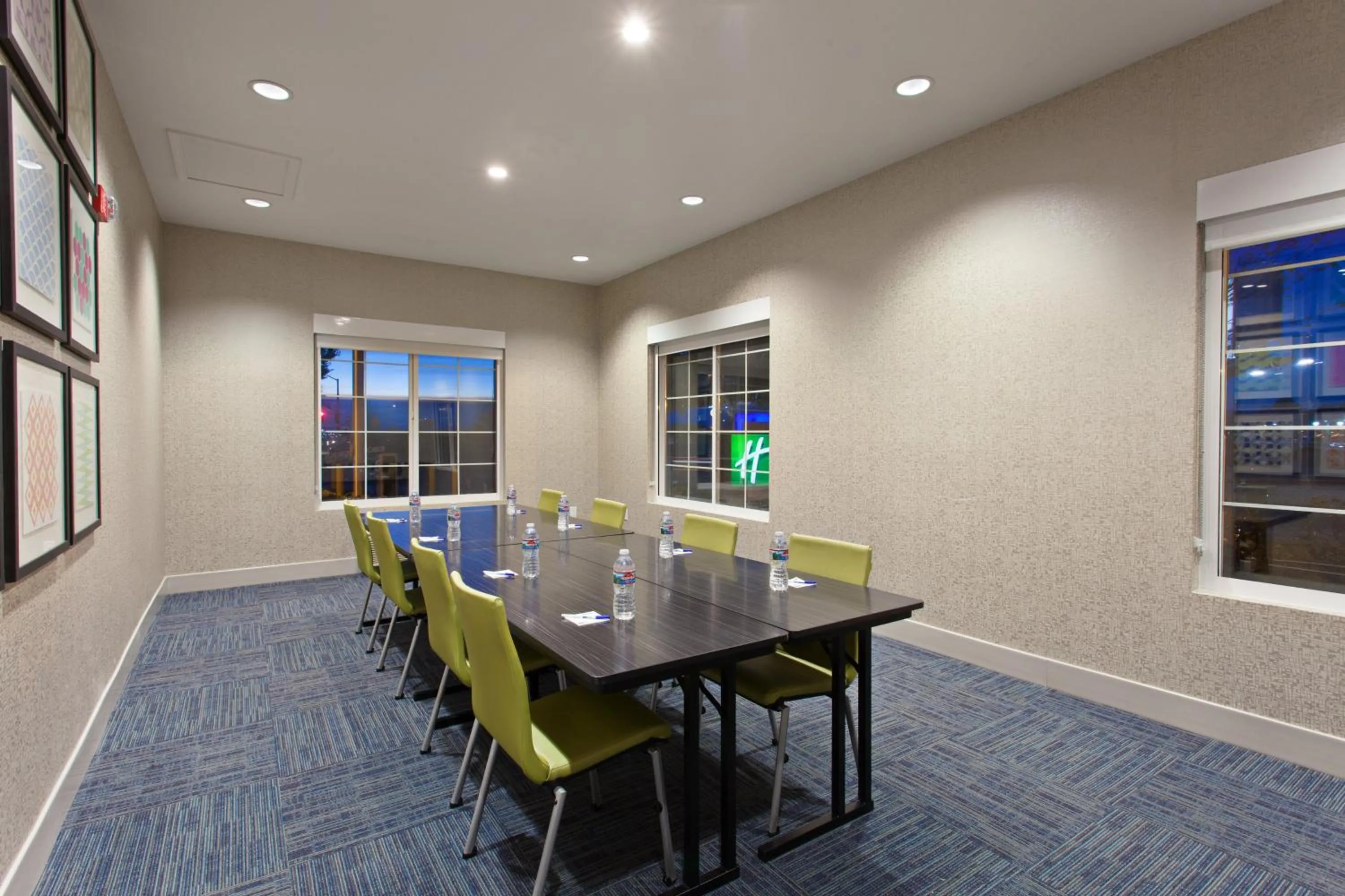 Meeting/conference room in Holiday Inn Express & Suites Oakland - Airport by IHG