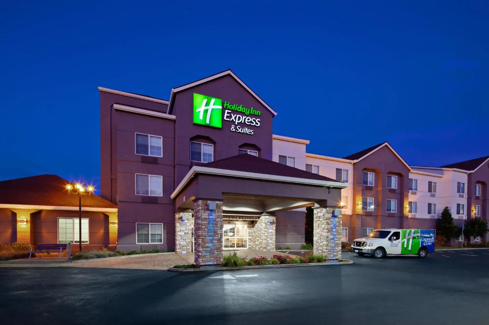 Property building in Holiday Inn Express & Suites Oakland - Airport by IHG Property building in Holiday Inn Express & Suites Oakland - Airport by IHG