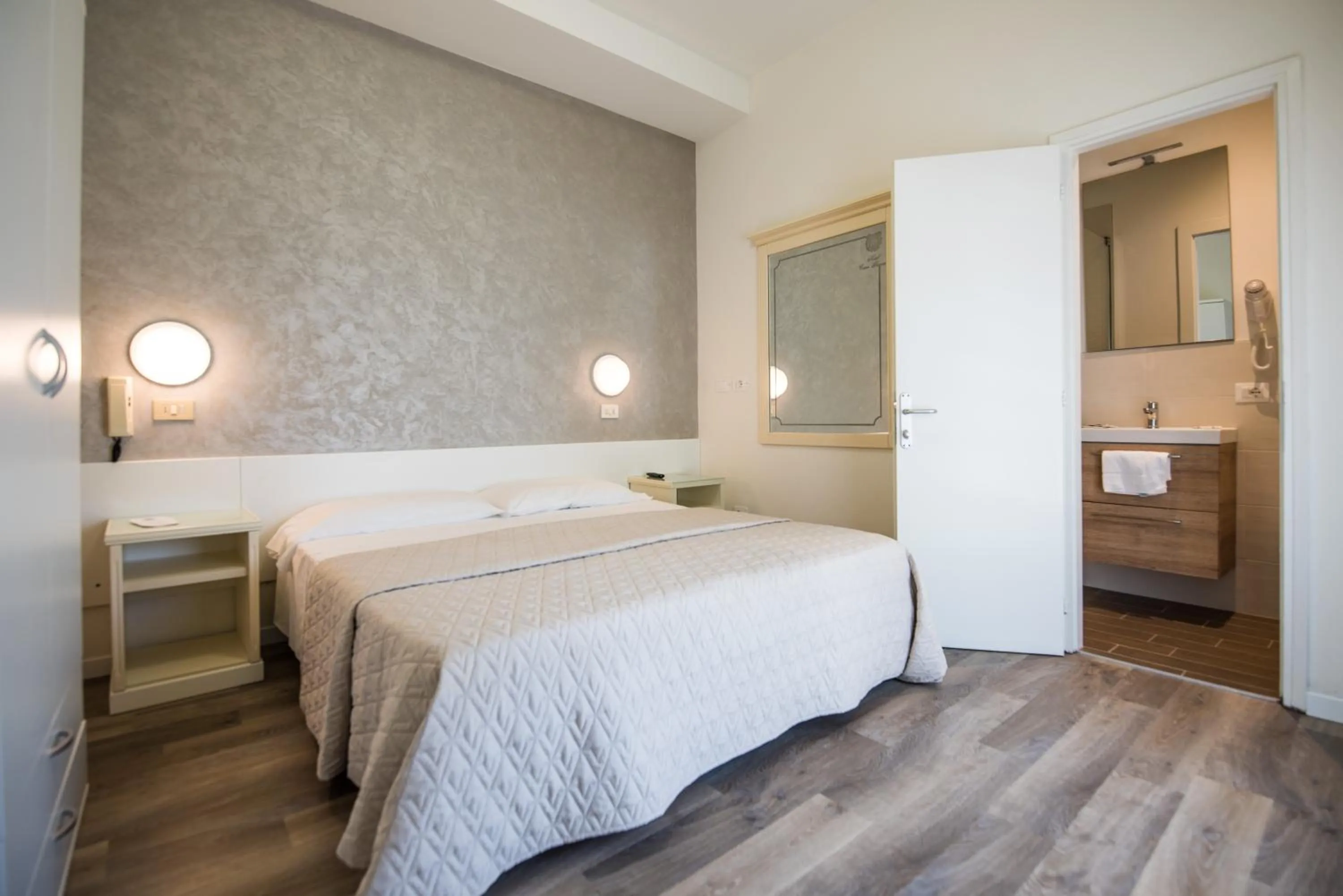 Bathroom, Bed in Hotel Cristina