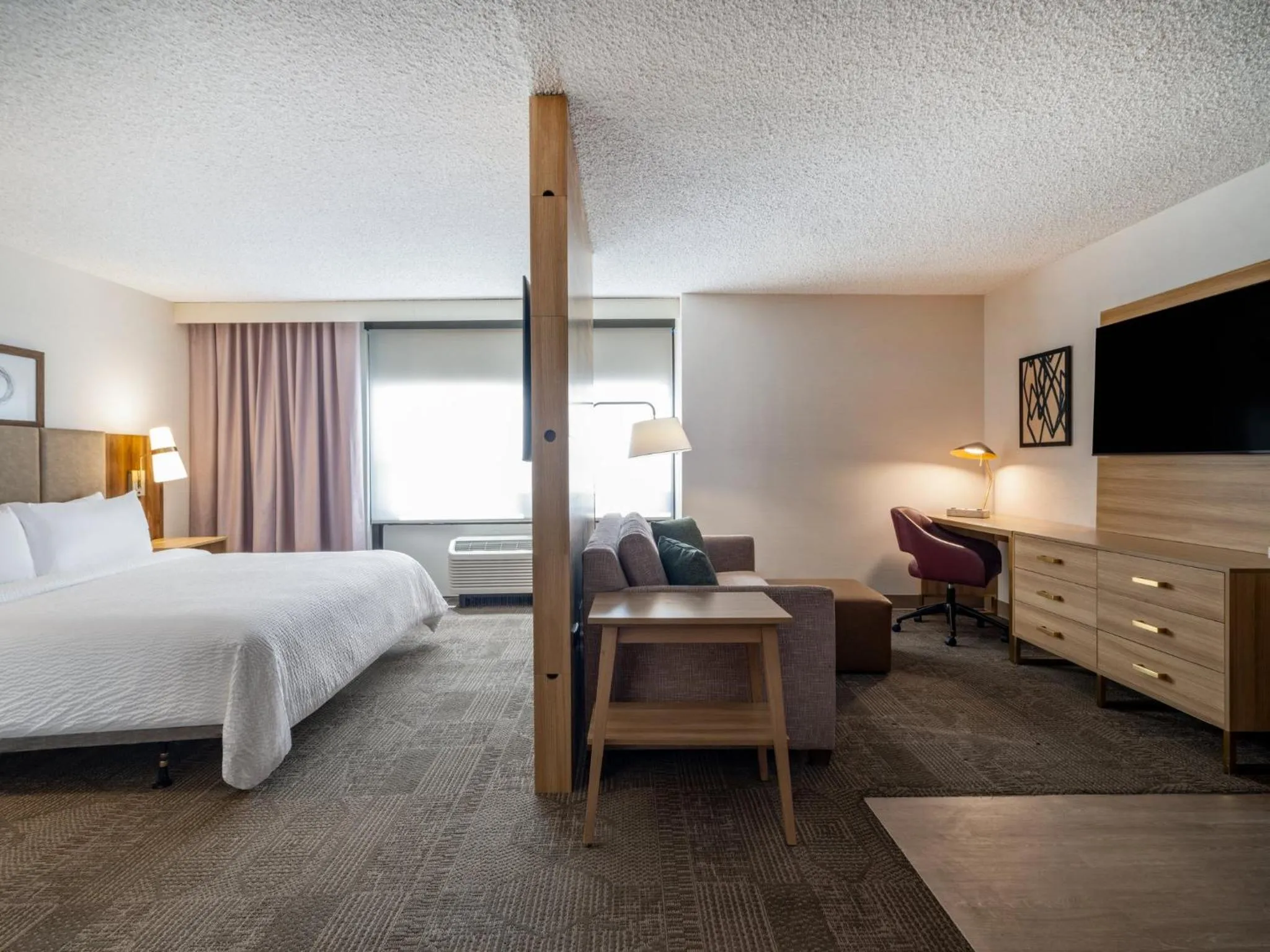 Photo of the whole room, Bed in Staybridge Suites Chicago O'Hare - Rosemont by IHG