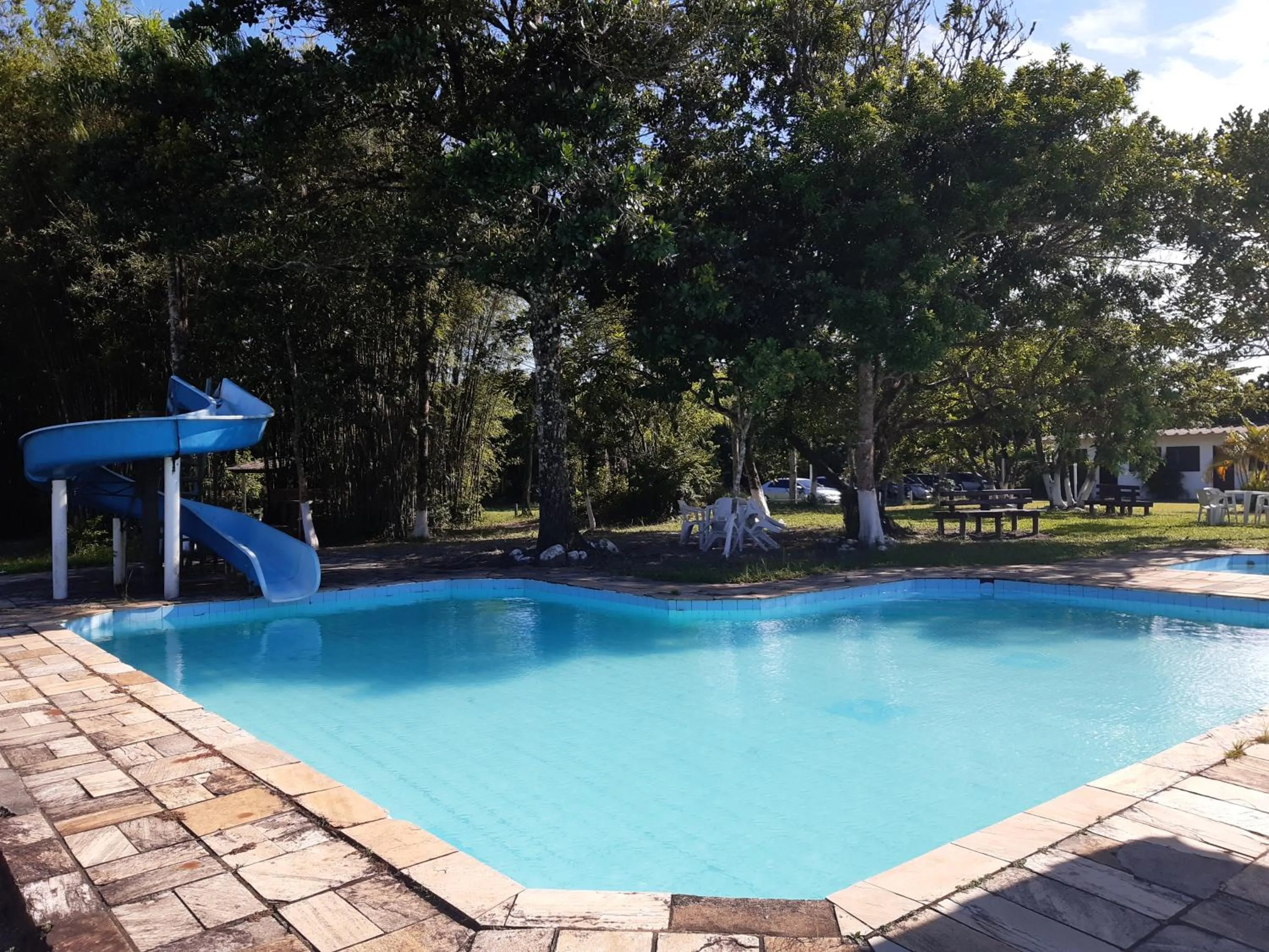 Swimming pool in Samburá Chalés