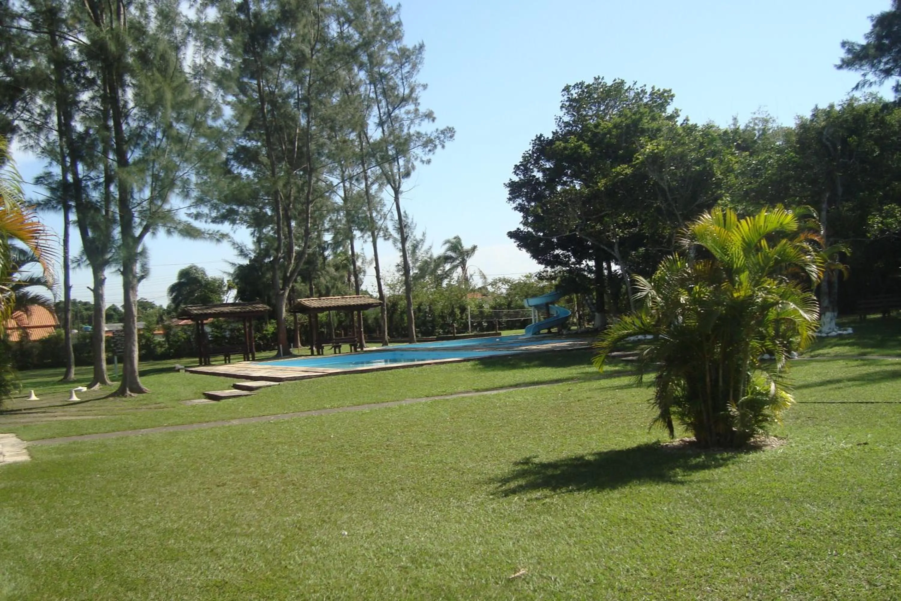 Swimming pool in Samburá Chalés