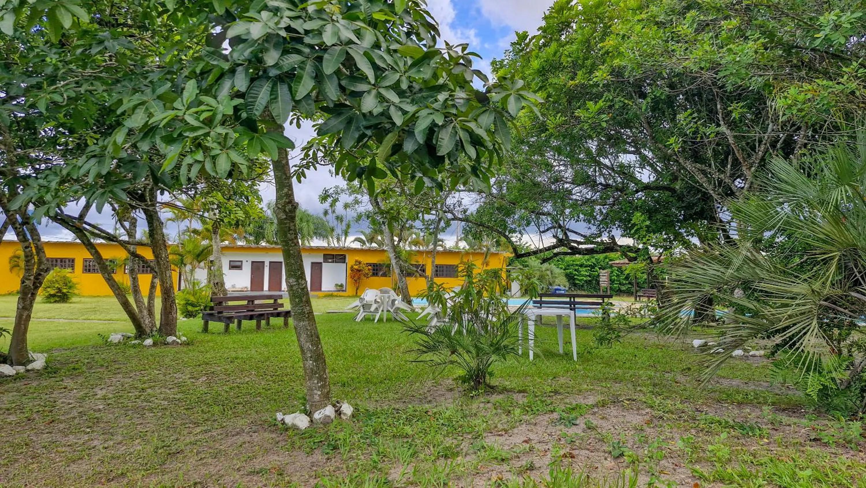 Swimming pool in Samburá Chalés