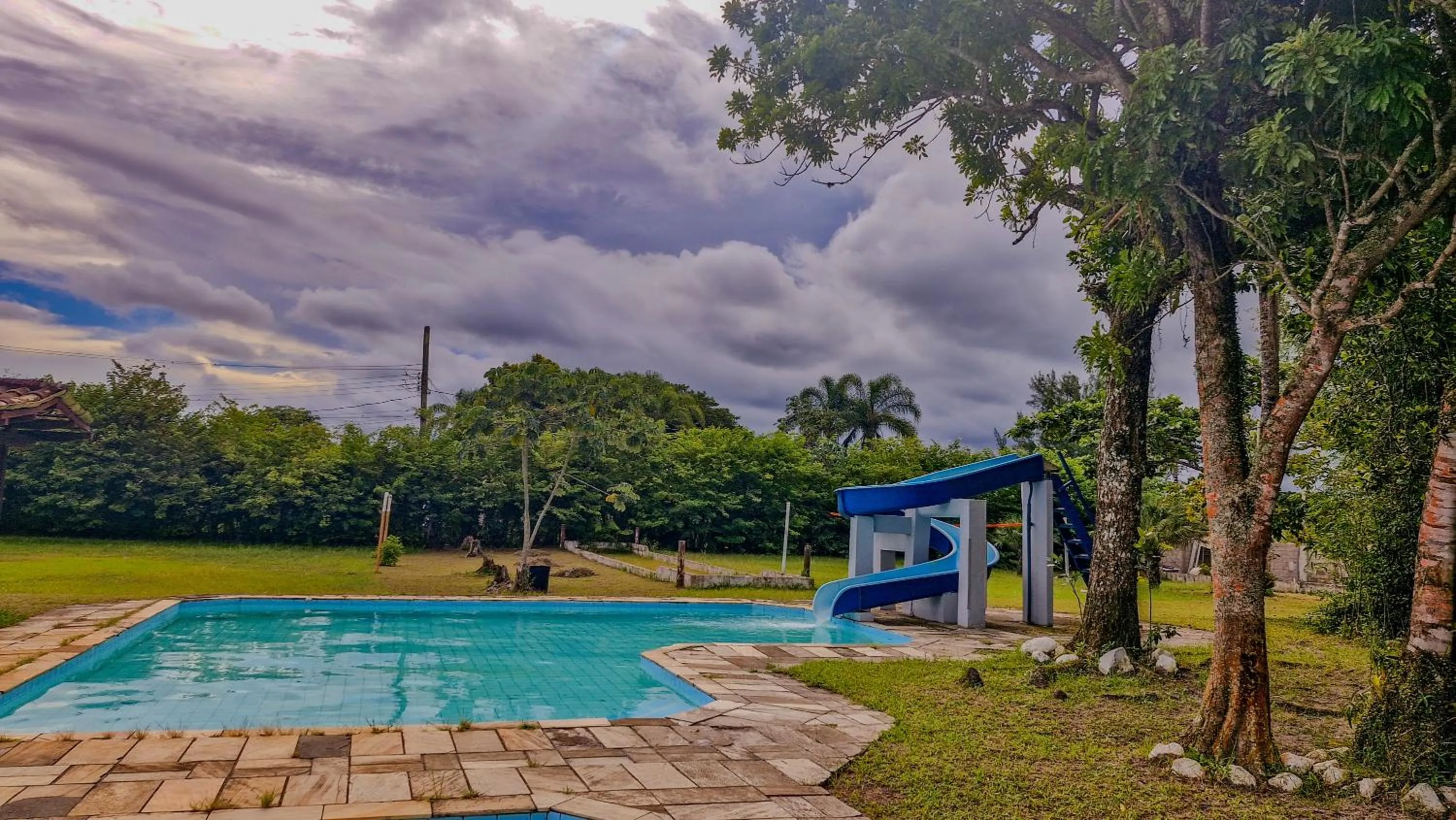 Pool view in Samburá Chalés