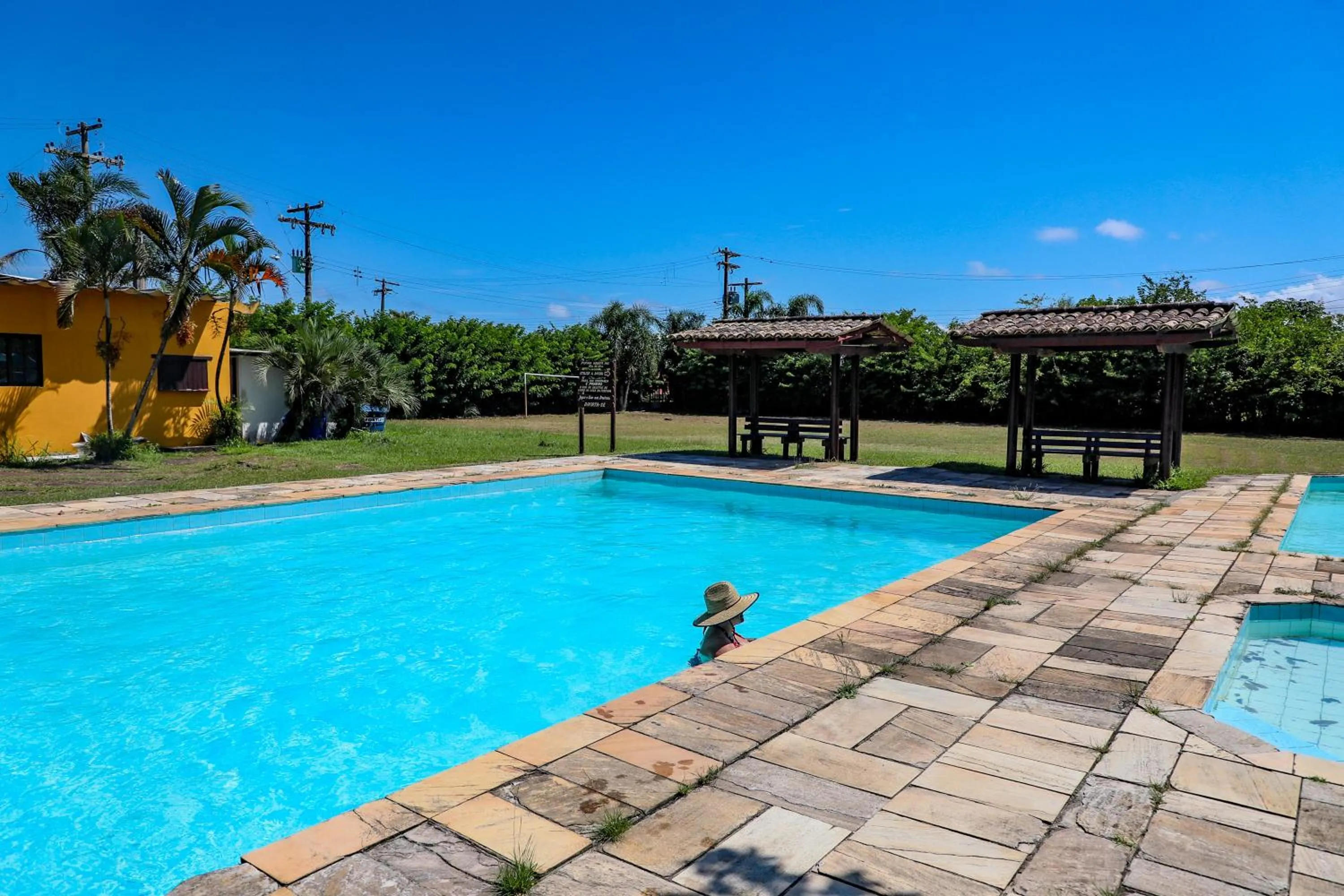 Swimming pool in Samburá Chalés