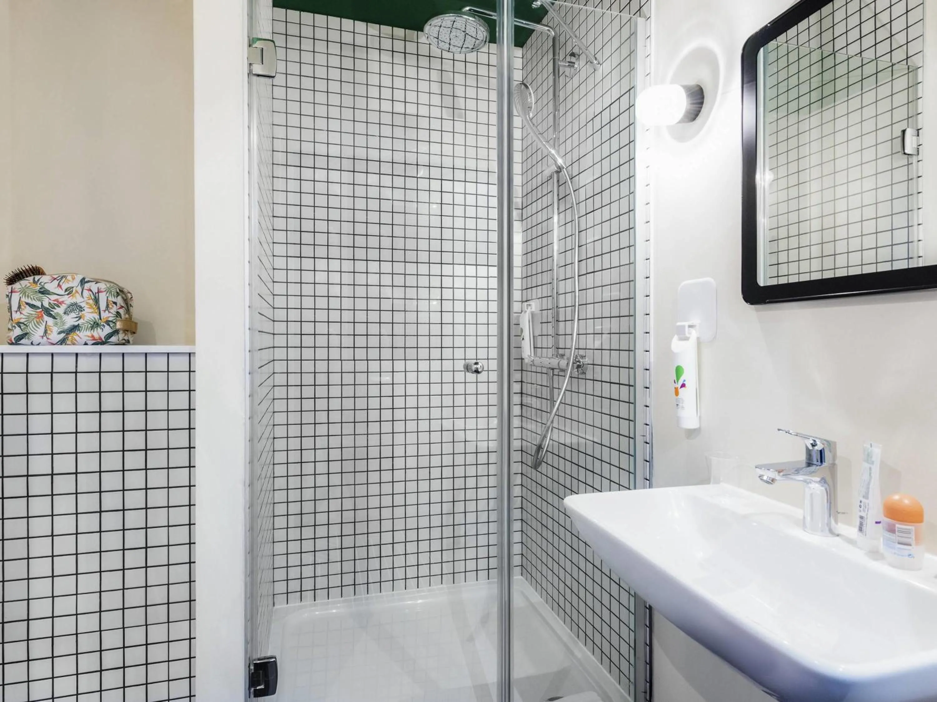 Bedroom in ibis Styles Lyon Meyzieu Arena Stadium