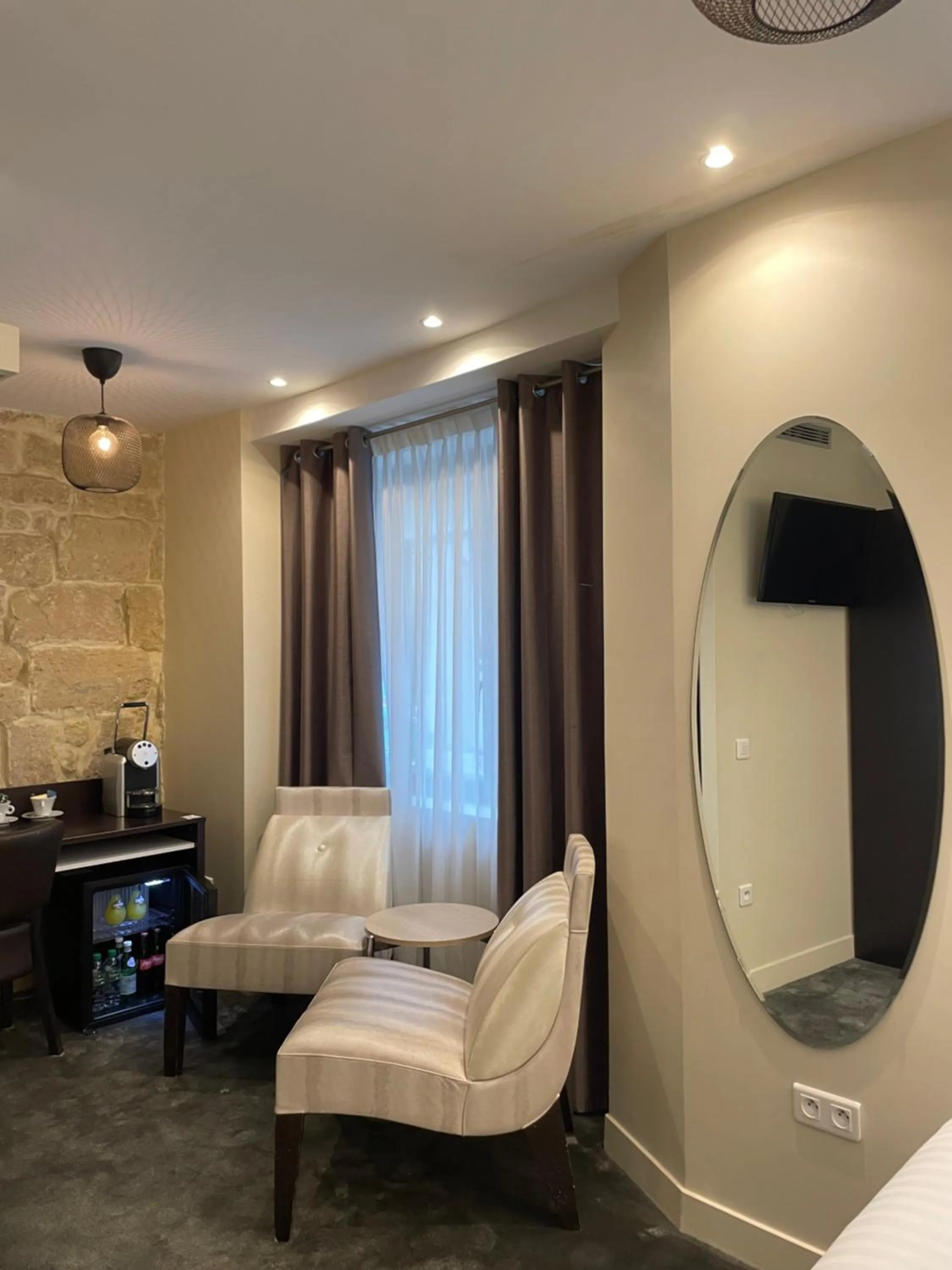 Photo of the whole room in Lion d'Or Paris Hotel