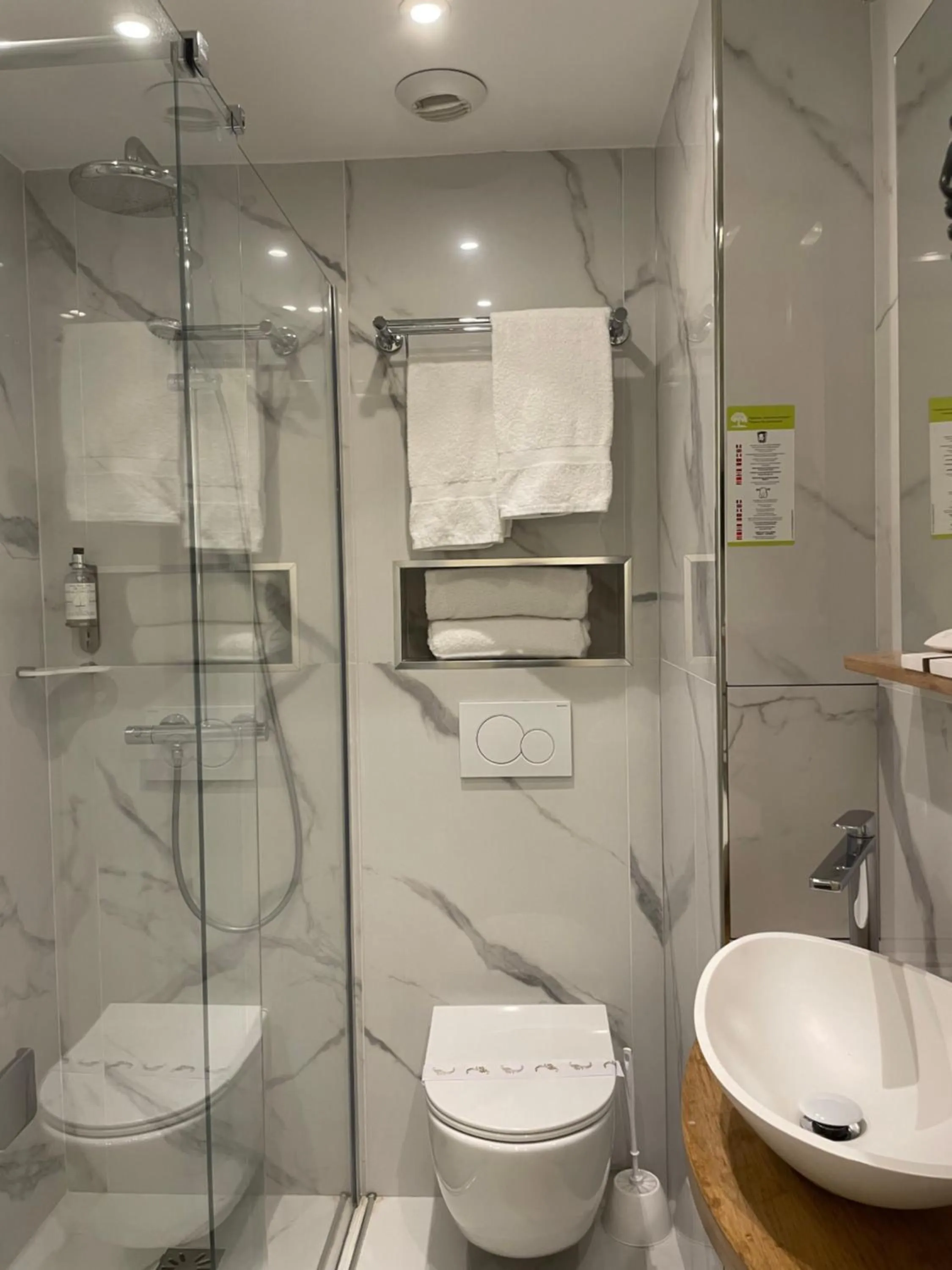 Bathroom in Lion d'Or Paris Hotel