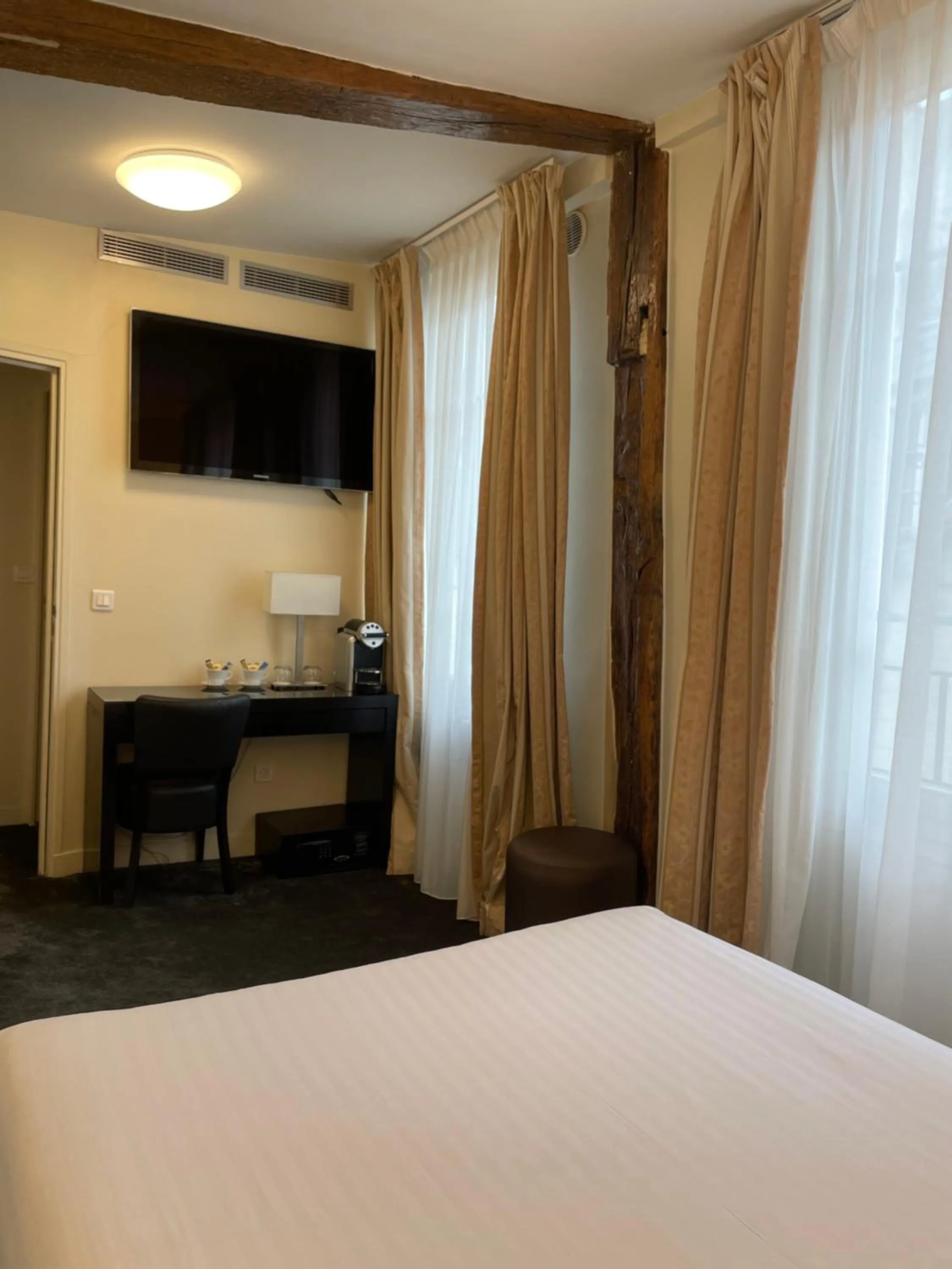 Bedroom, Bed in Lion d'Or Paris Hotel