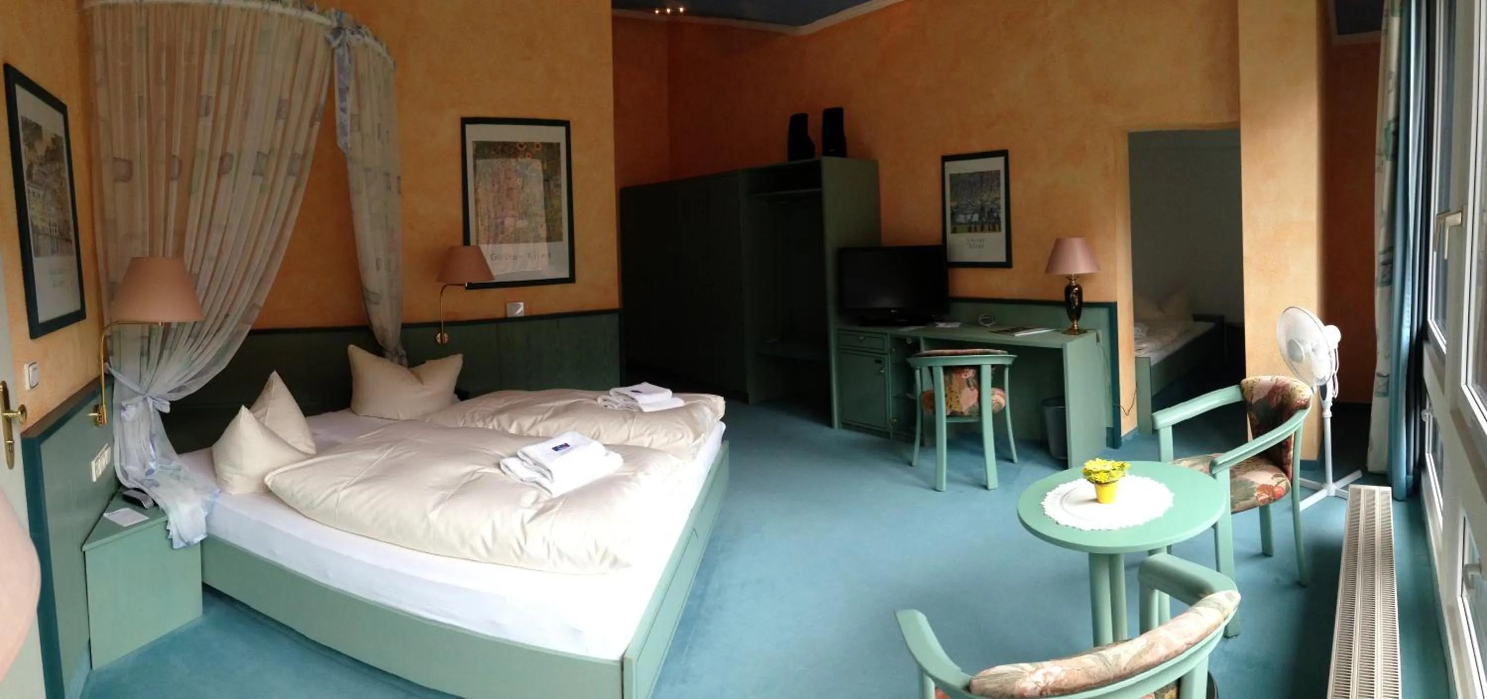 Lounge or bar, Bed in Hotel Reifenstein