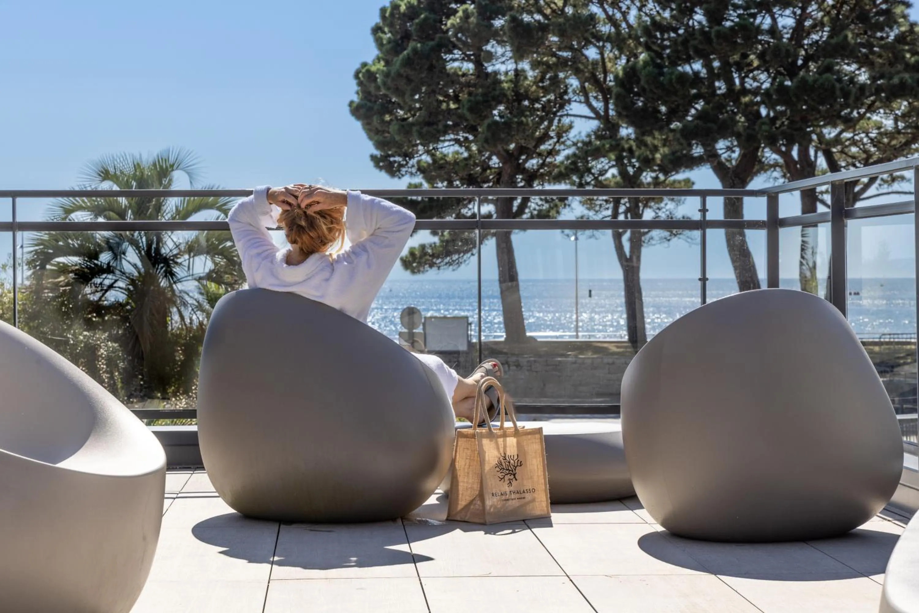 Patio in Hotel Kastel & Spa avec piscine d'eau de mer chauffée et située à 50 m de l'hôtel