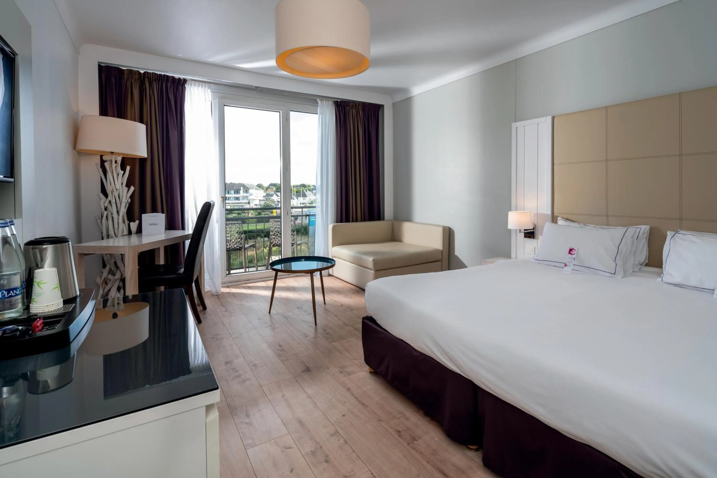 Balcony/Terrace, Bed in Hotel Kastel & Spa avec piscine d'eau de mer chauffée et située à 50 m de l'hôtel