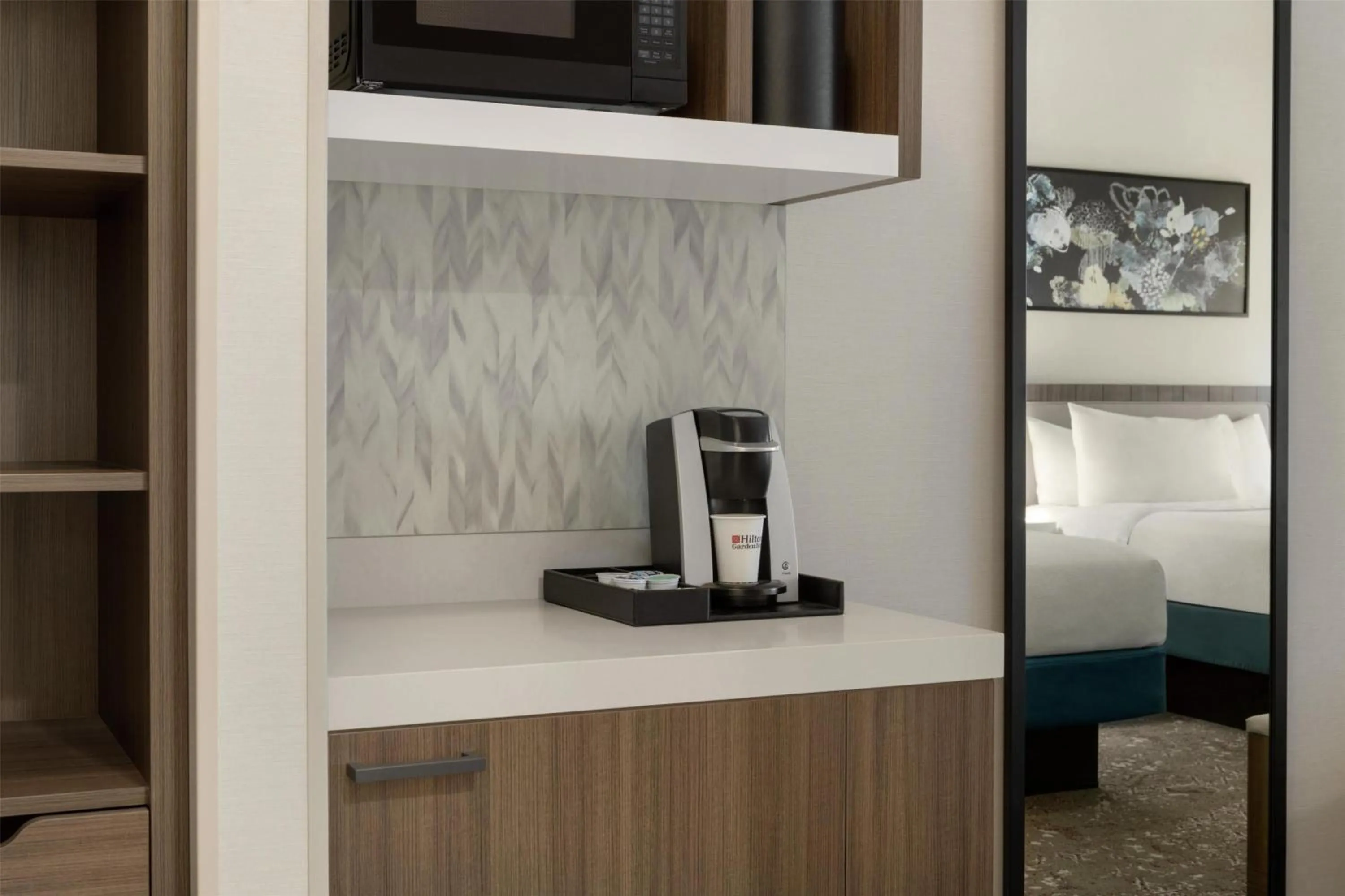 Coffee/tea facilities, Bed in Hilton Garden Inn Riverhead