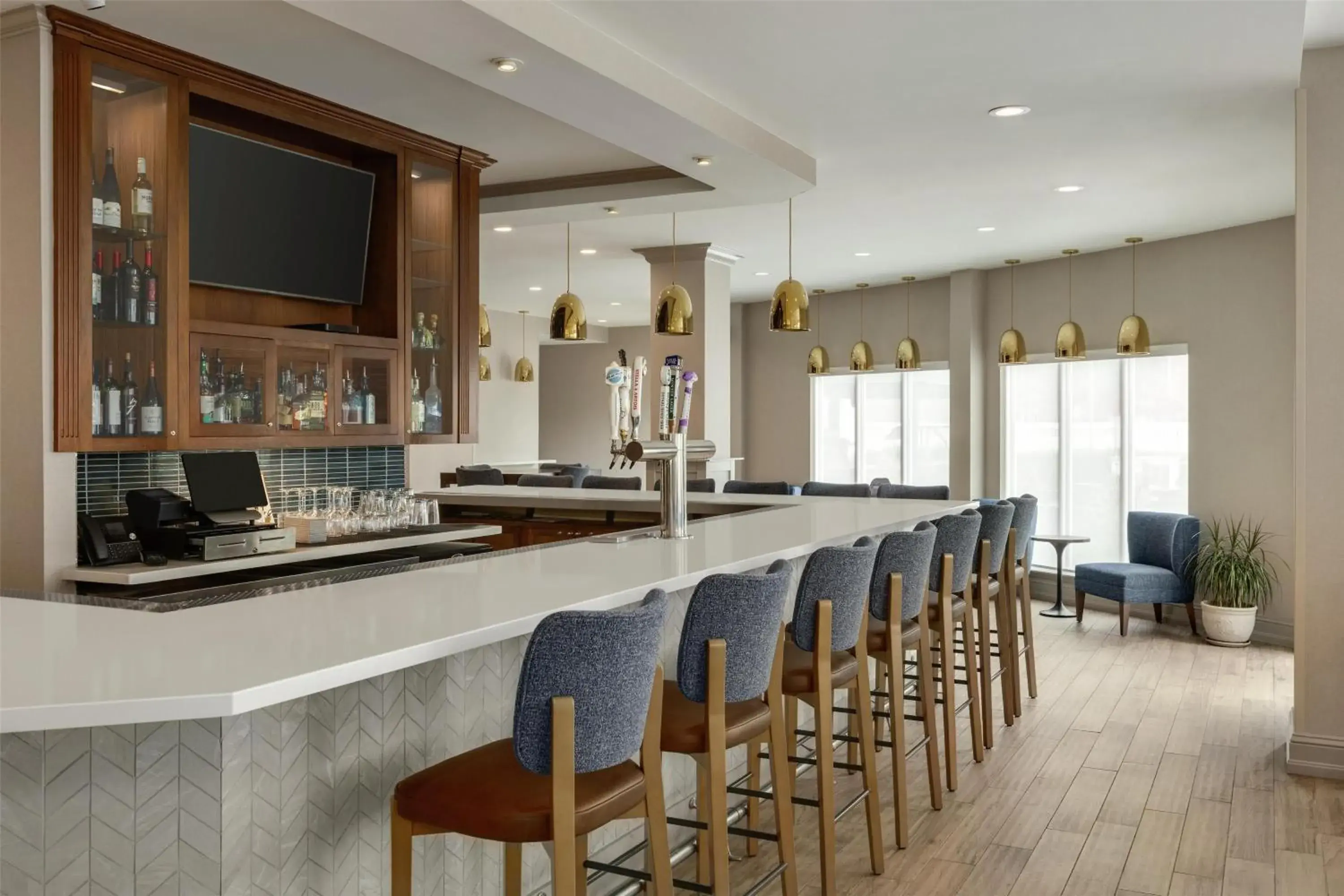 Lounge or bar in Hilton Garden Inn Riverhead Lounge or bar in Hilton Garden Inn Riverhead