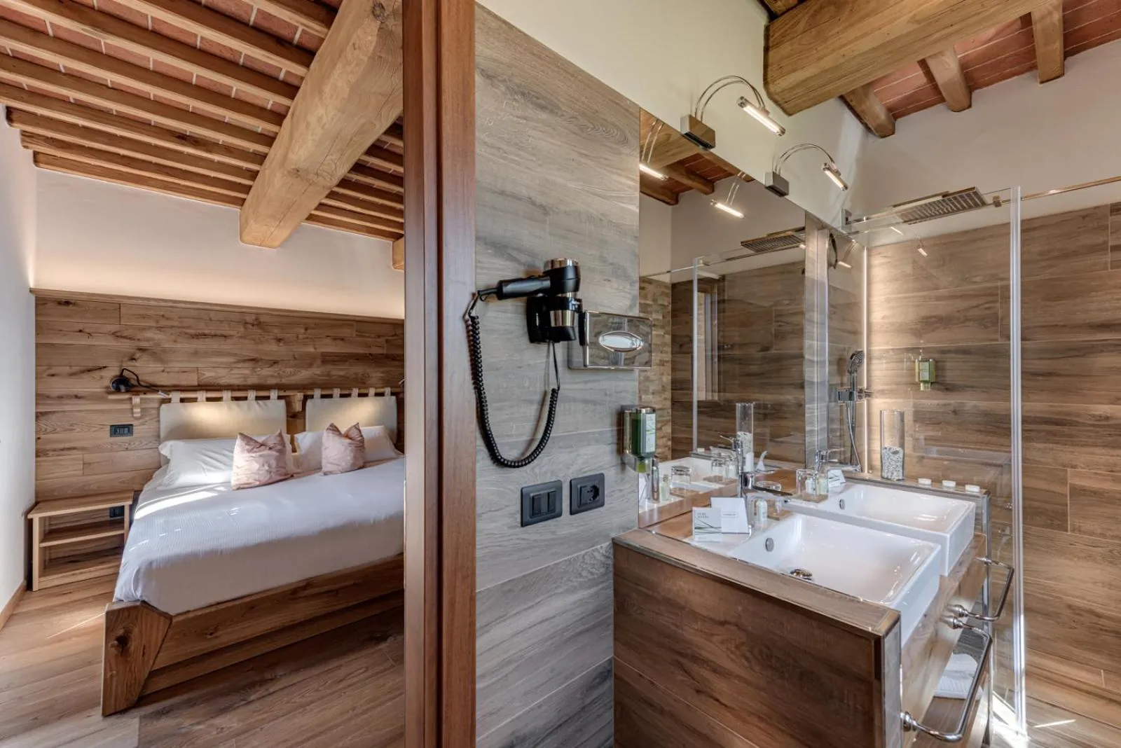 Bathroom, Bed in Terra Antica - Resort, Winery & SPA