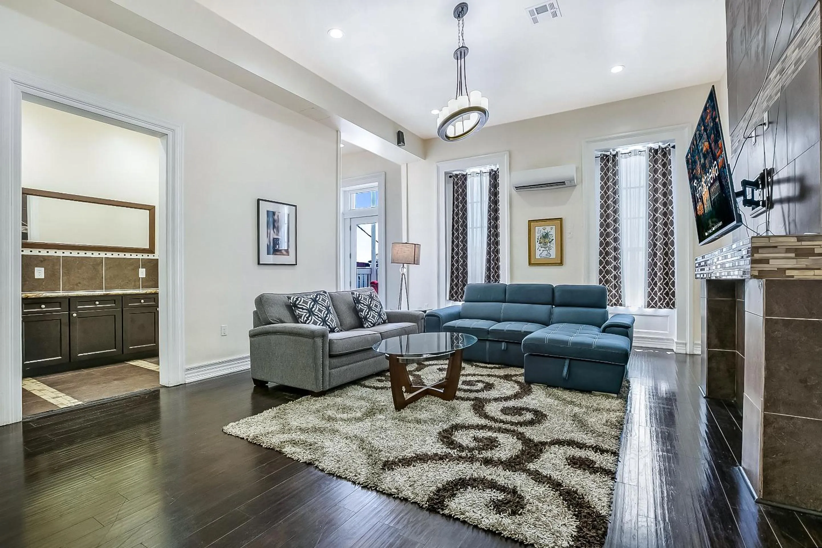 Living room in Stylish 4BR condo in Downtown by Hosteeva
