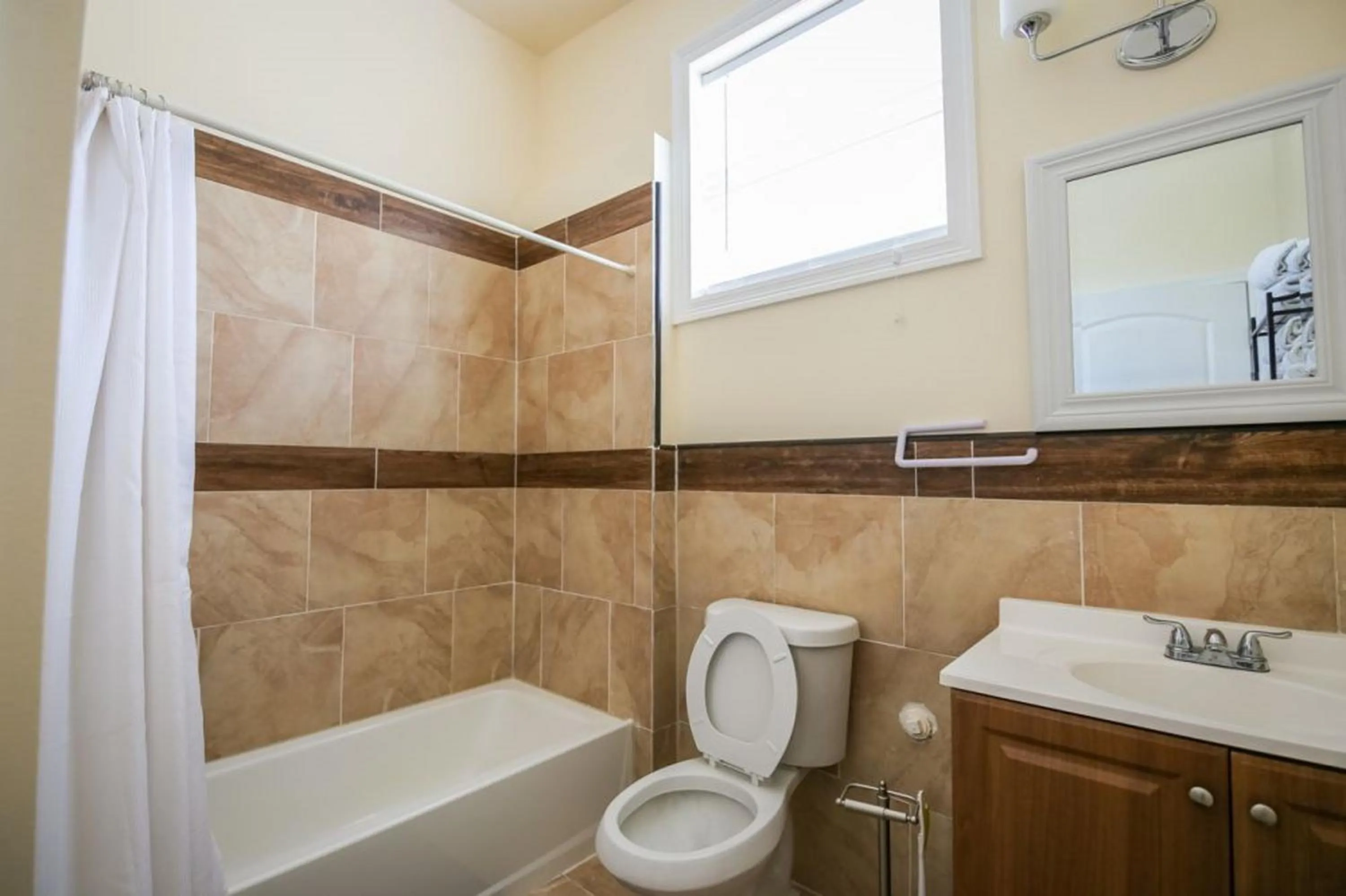 Bathroom in Stylish 4BR condo in Downtown by Hosteeva