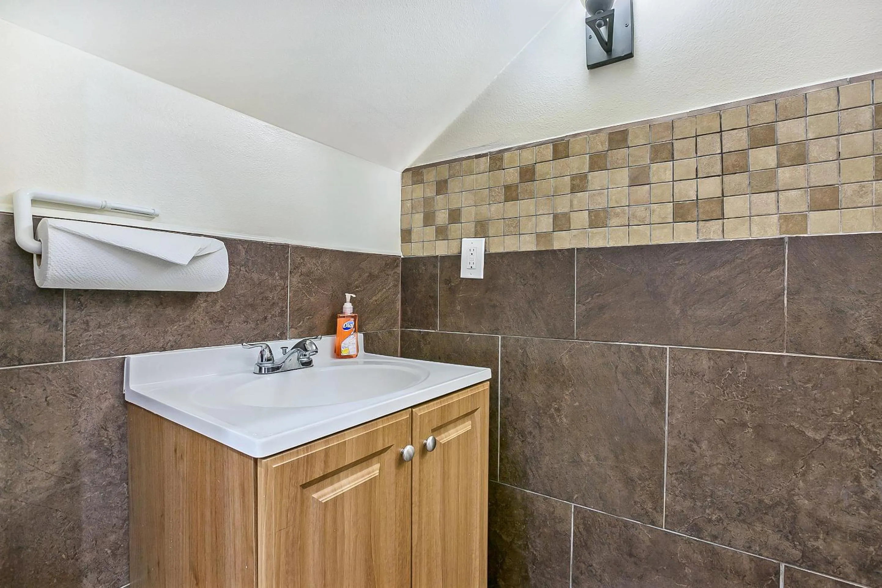 Bathroom in Stylish 4BR condo in Downtown by Hosteeva