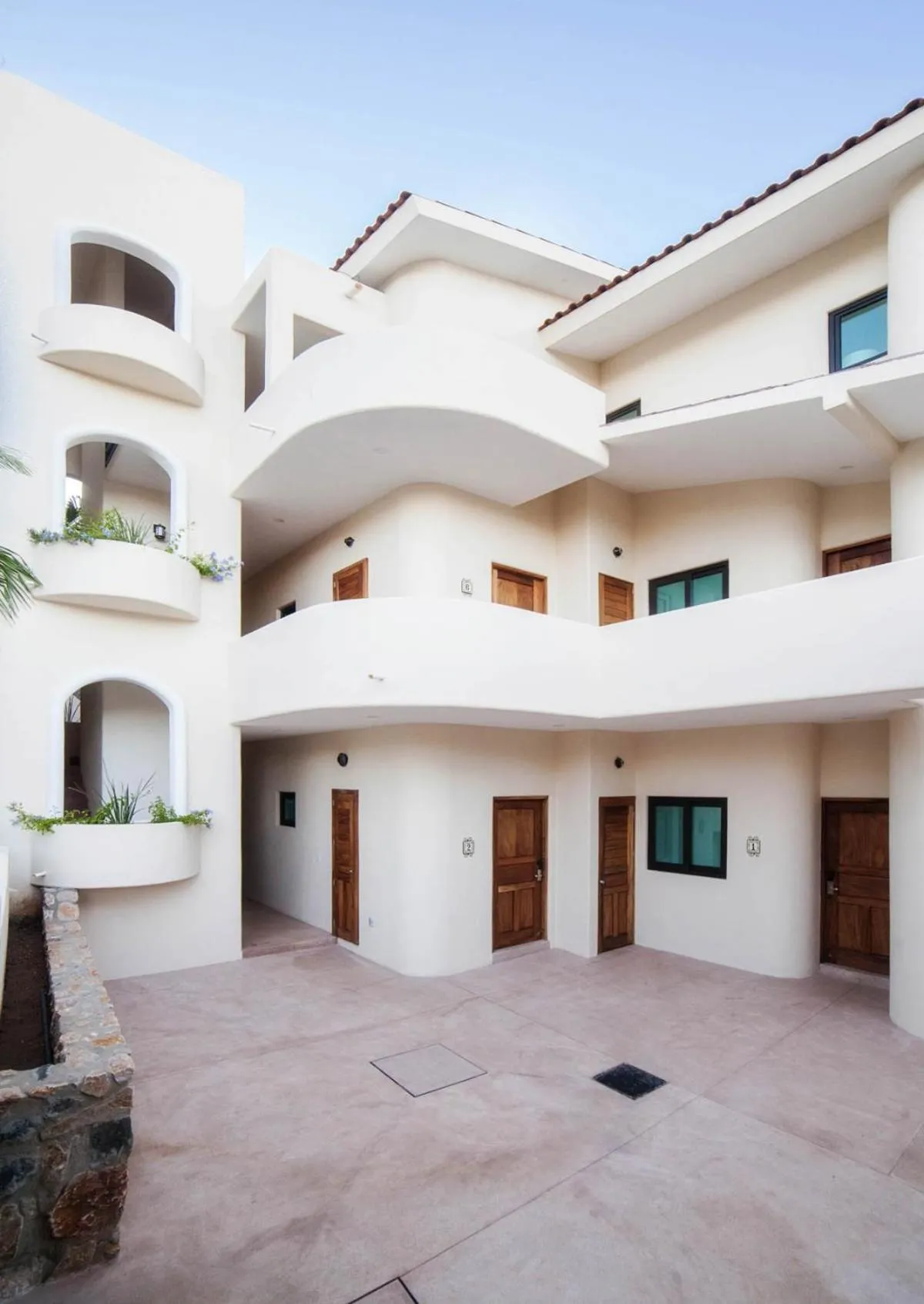 Property building in La Esquina