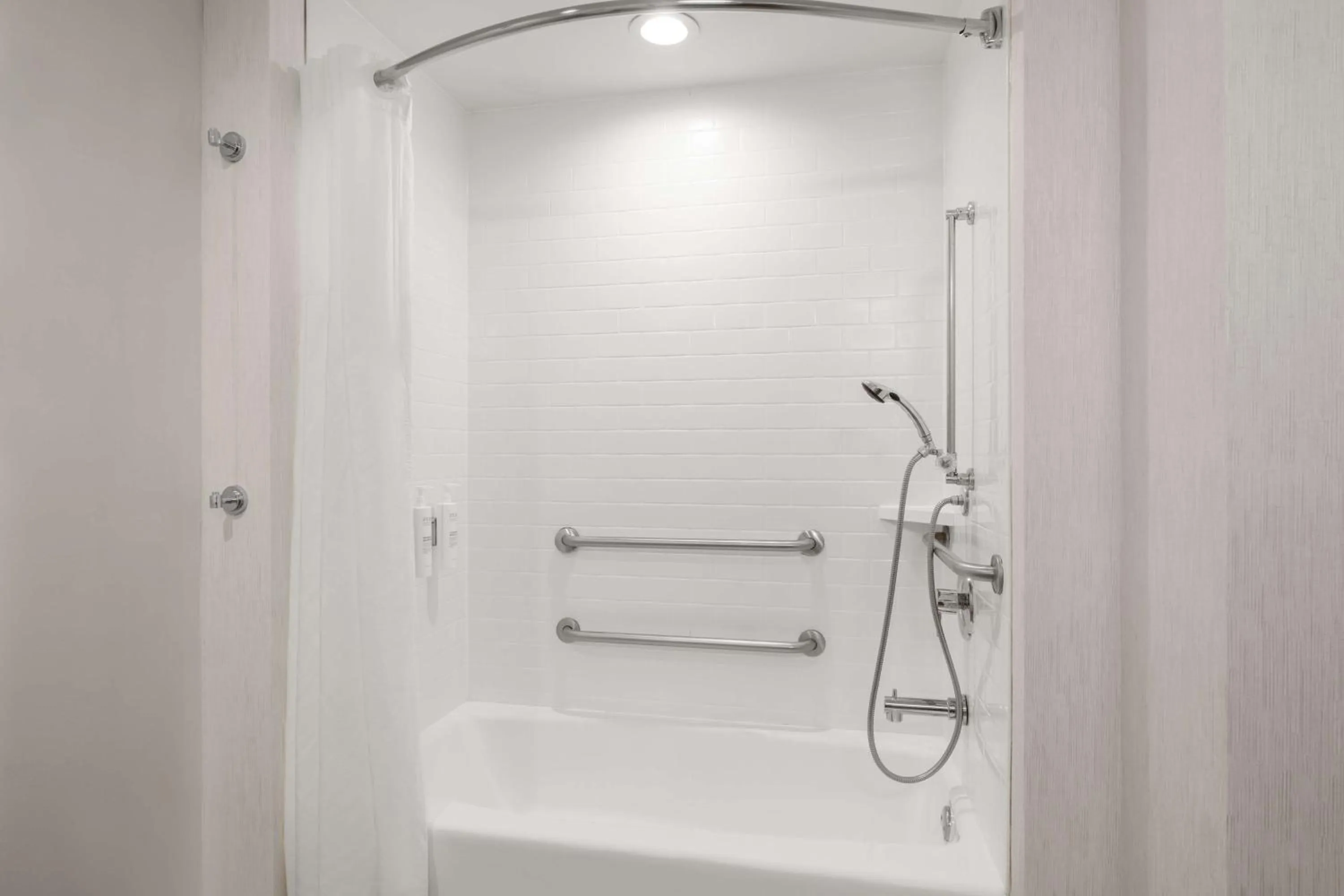 Bathroom in Hampton Inn Charleston North