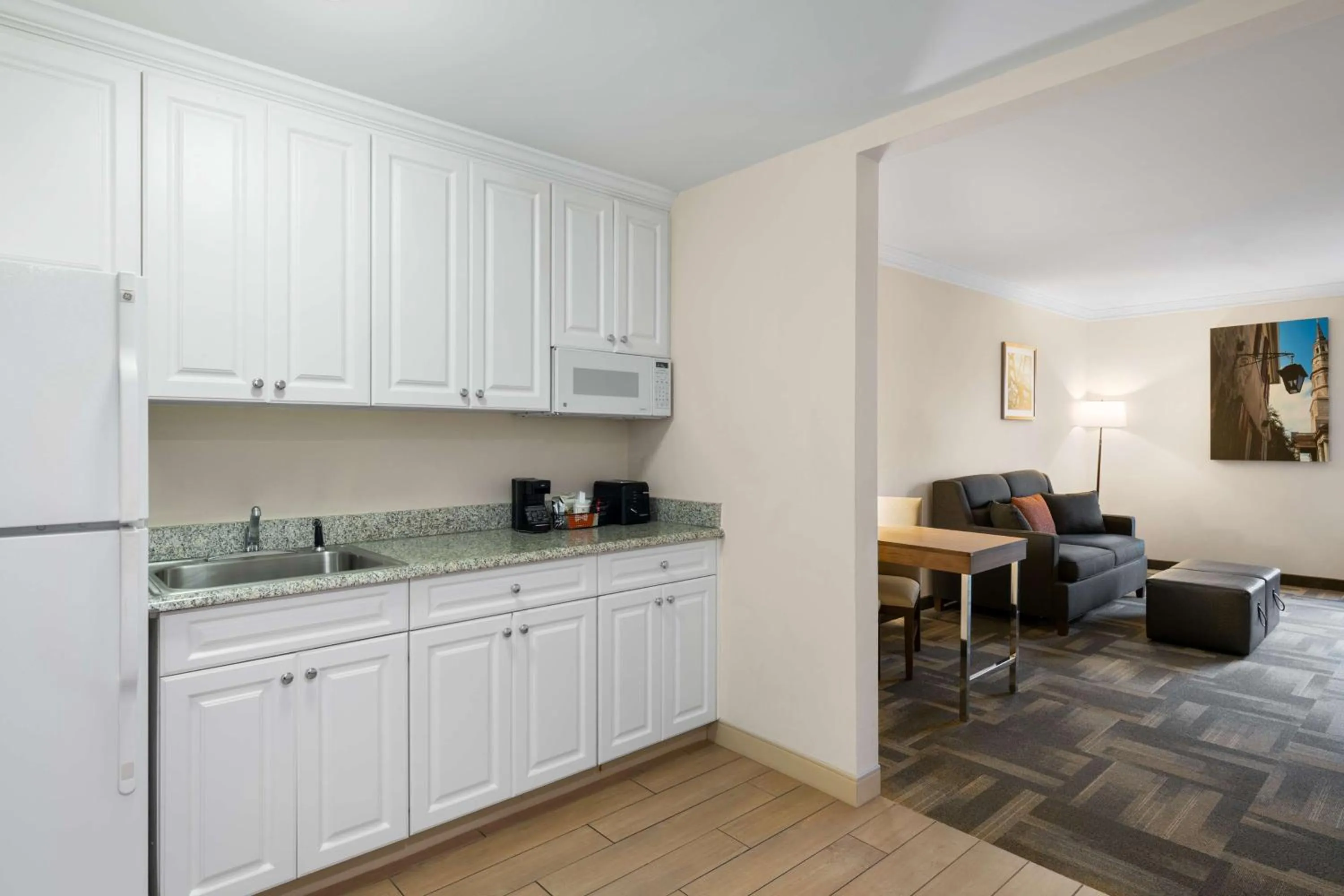 Living room in Hampton Inn Charleston North