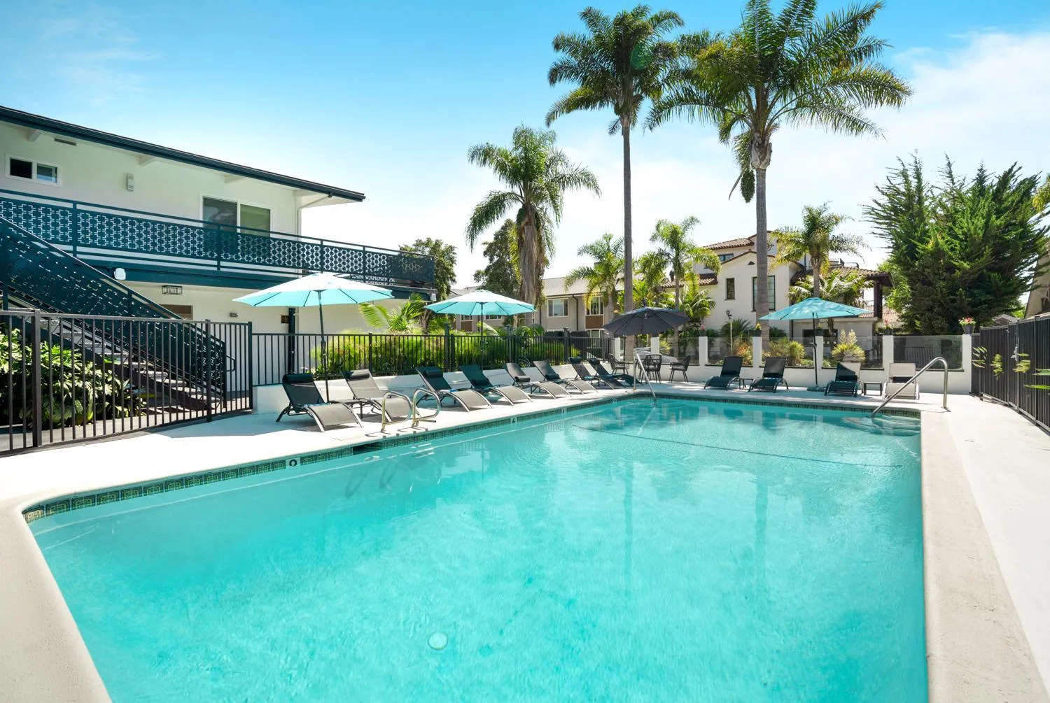 Swimming pool in Pacific Crest Hotel Santa Barbara