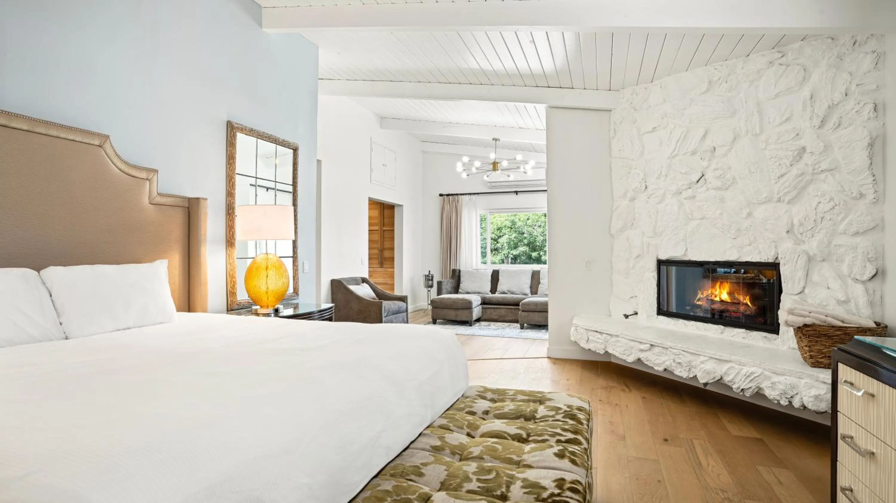 Bed in Pacific Crest Hotel Santa Barbara