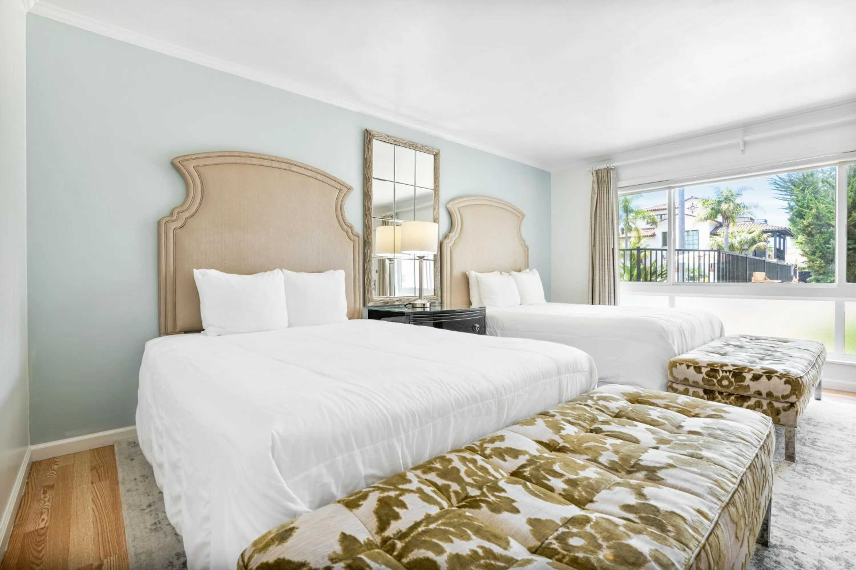 Bed in Pacific Crest Hotel Santa Barbara