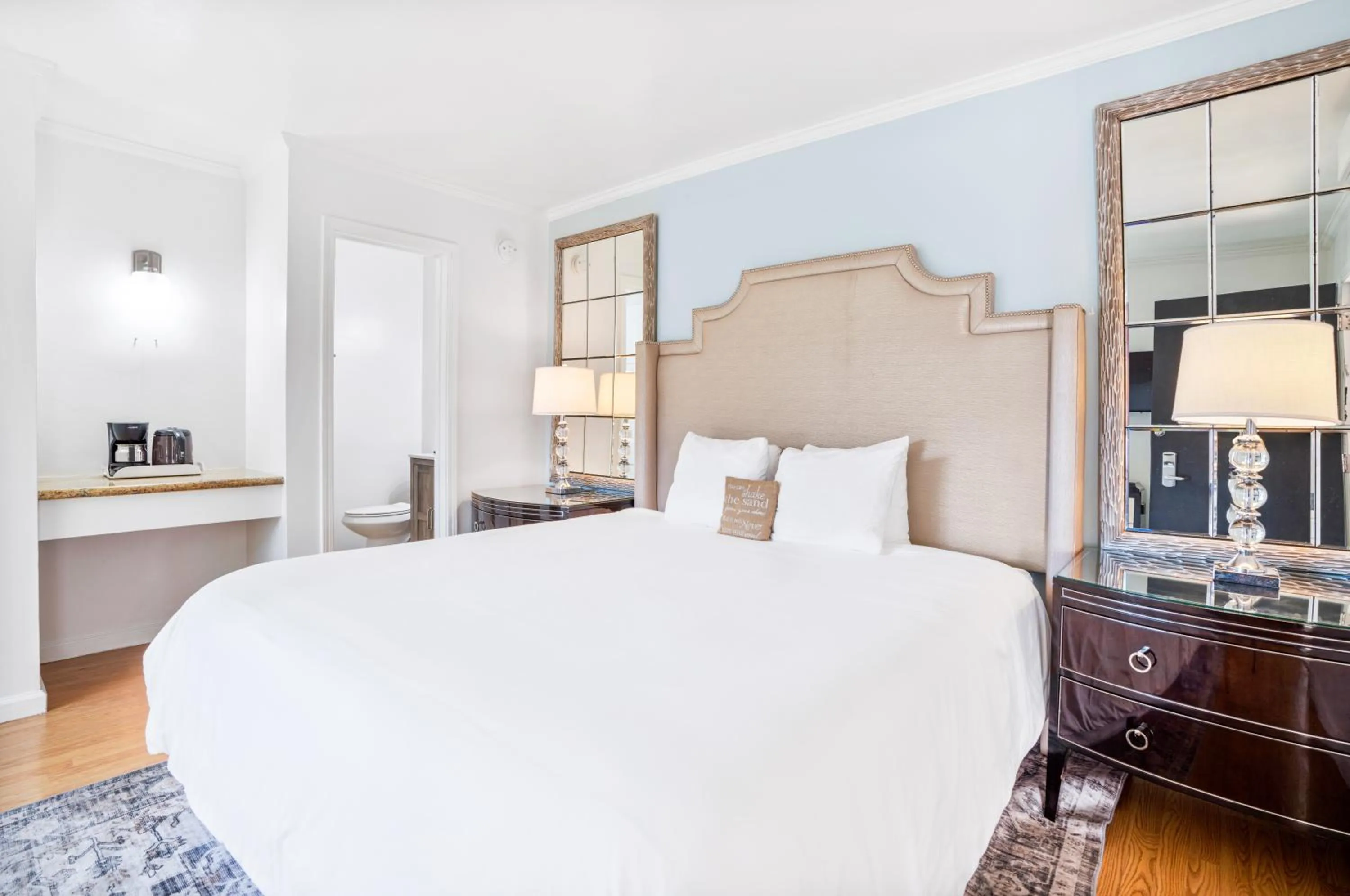 Bedroom, Bed in Pacific Crest Hotel Santa Barbara