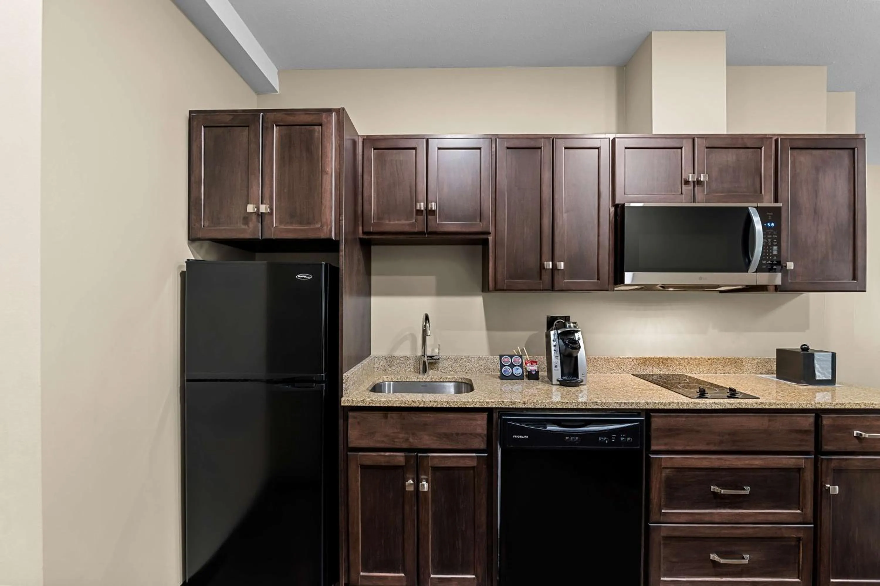 Kitchen or kitchenette in Best Western Plus Lacombe Inn and Suites