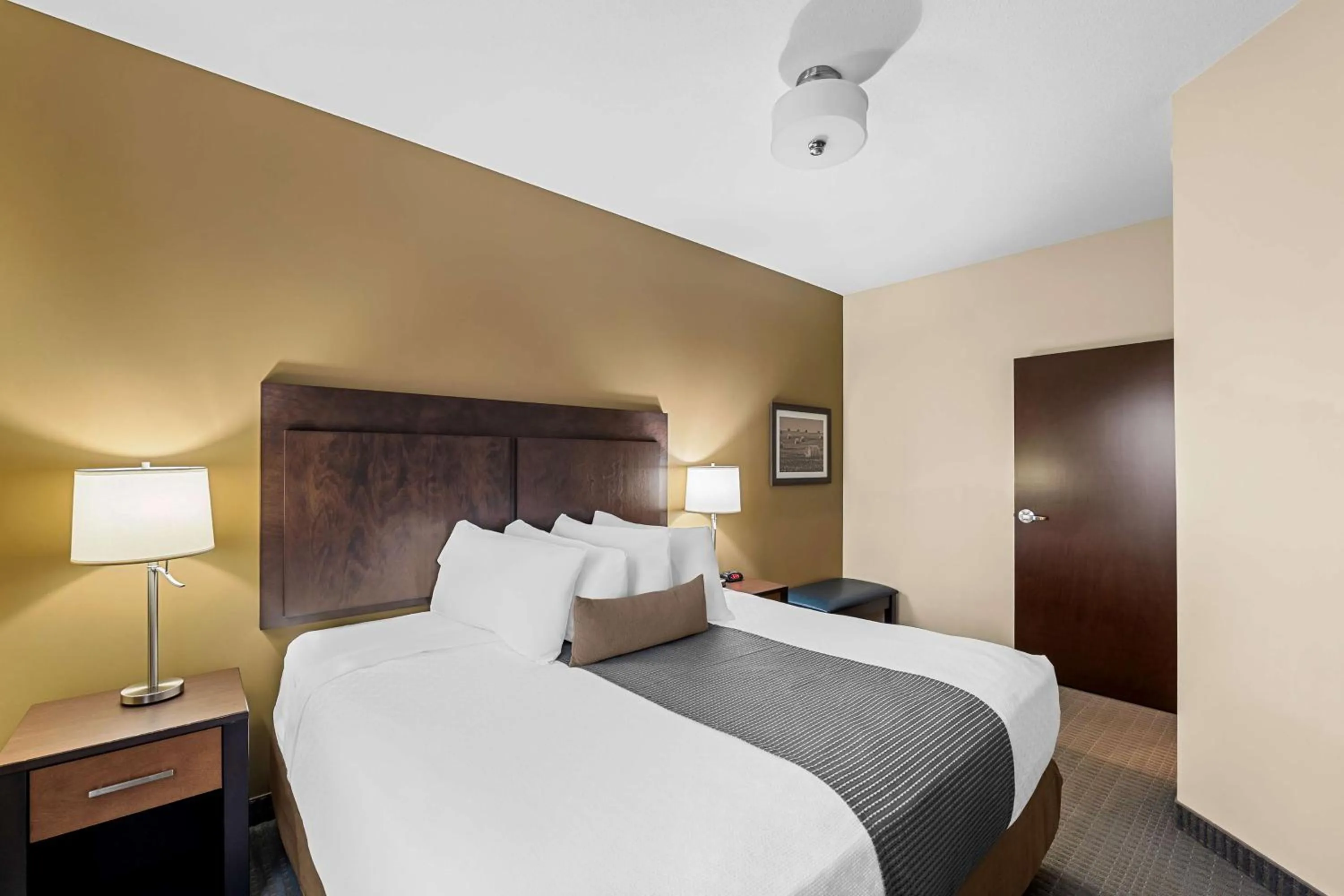 Photo of the whole room, Bed in Best Western Plus Lacombe Inn and Suites