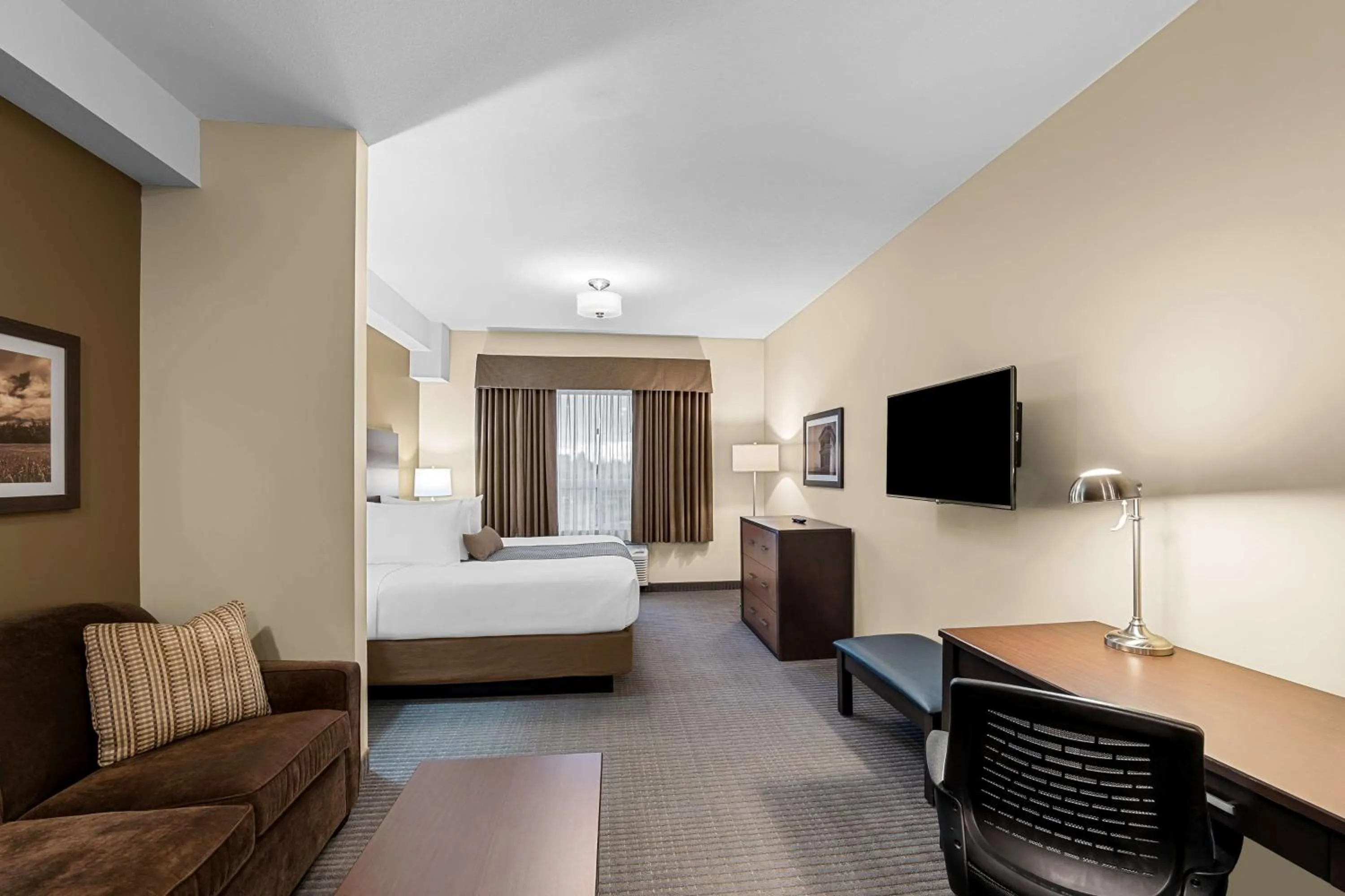 Photo of the whole room, Bed in Best Western Plus Lacombe Inn and Suites