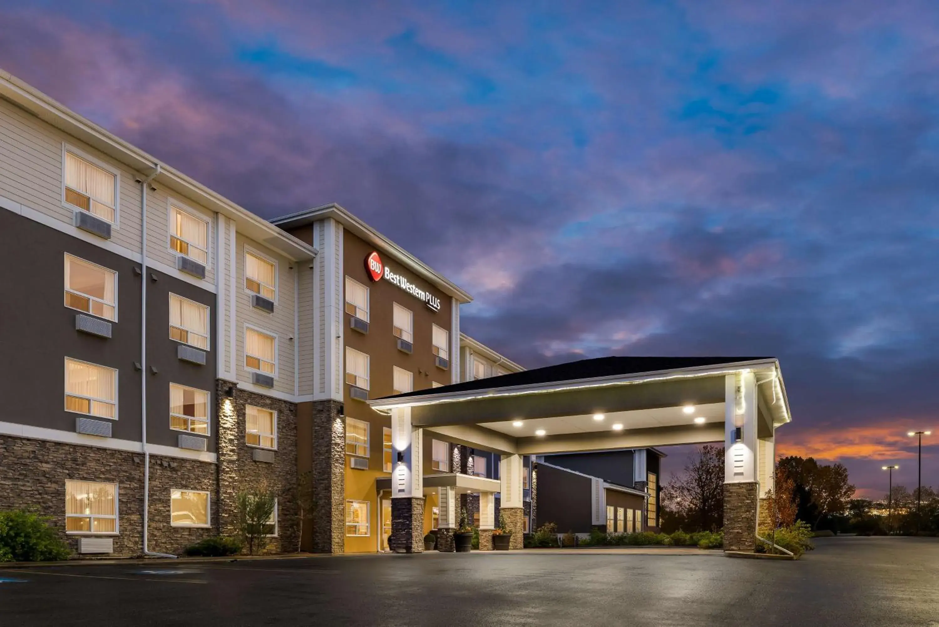 Property building in Best Western Plus Lacombe Inn and Suites Property building in Best Western Plus Lacombe Inn and Suites
